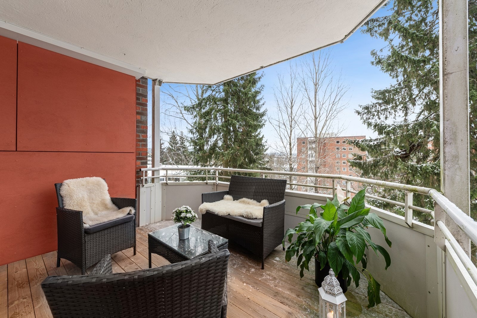 Balkongen er overbygget og har et areal på ca. 9 kvadratmeter. Galleribilde