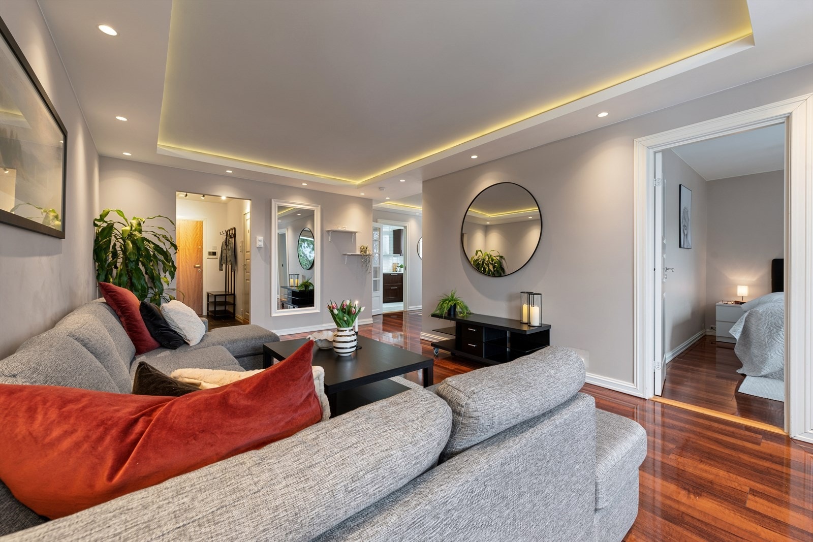 Leiligheten ligger fint til i byggets 3. etasje og har en romslig planløsning som inneholder entré, stue, kjøkken, bad og to soverom. Galleribilde