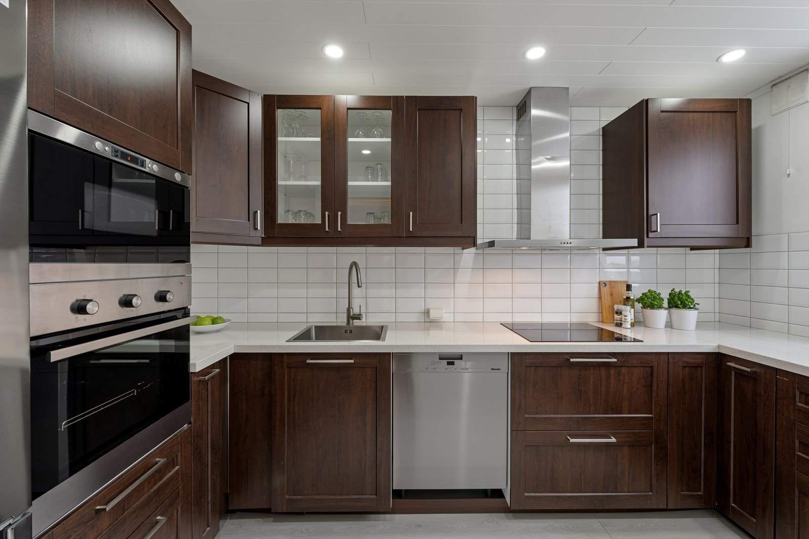 Kjøkkenet er utstyrt med integrerte hvitevarer. Galleribilde