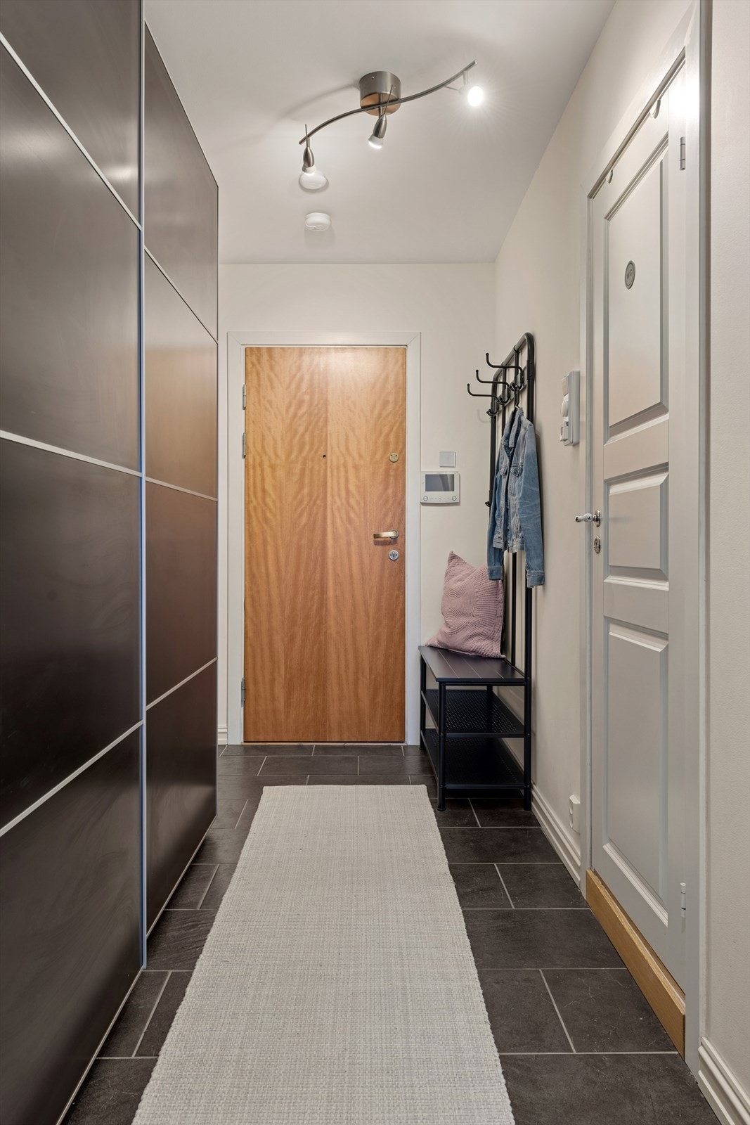 Entreen er innredet med skyvedørsgarderobe. Galleribilde