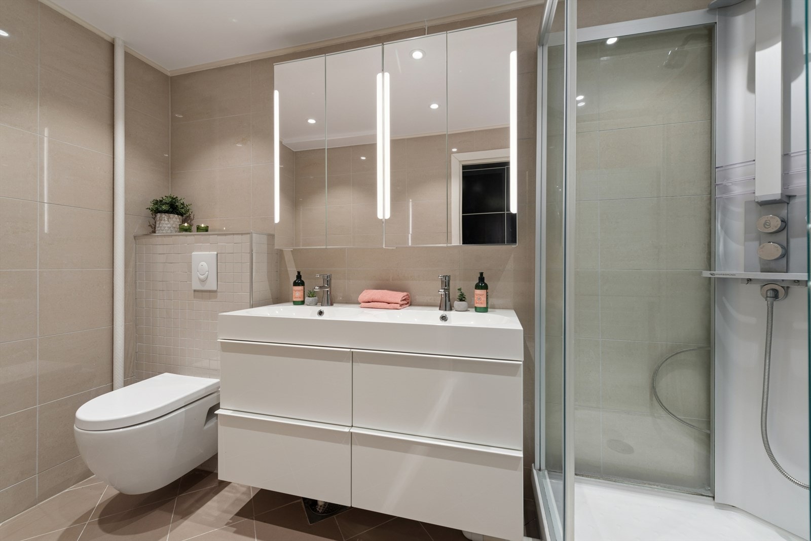 Pent, helfliset baderom. Galleribilde