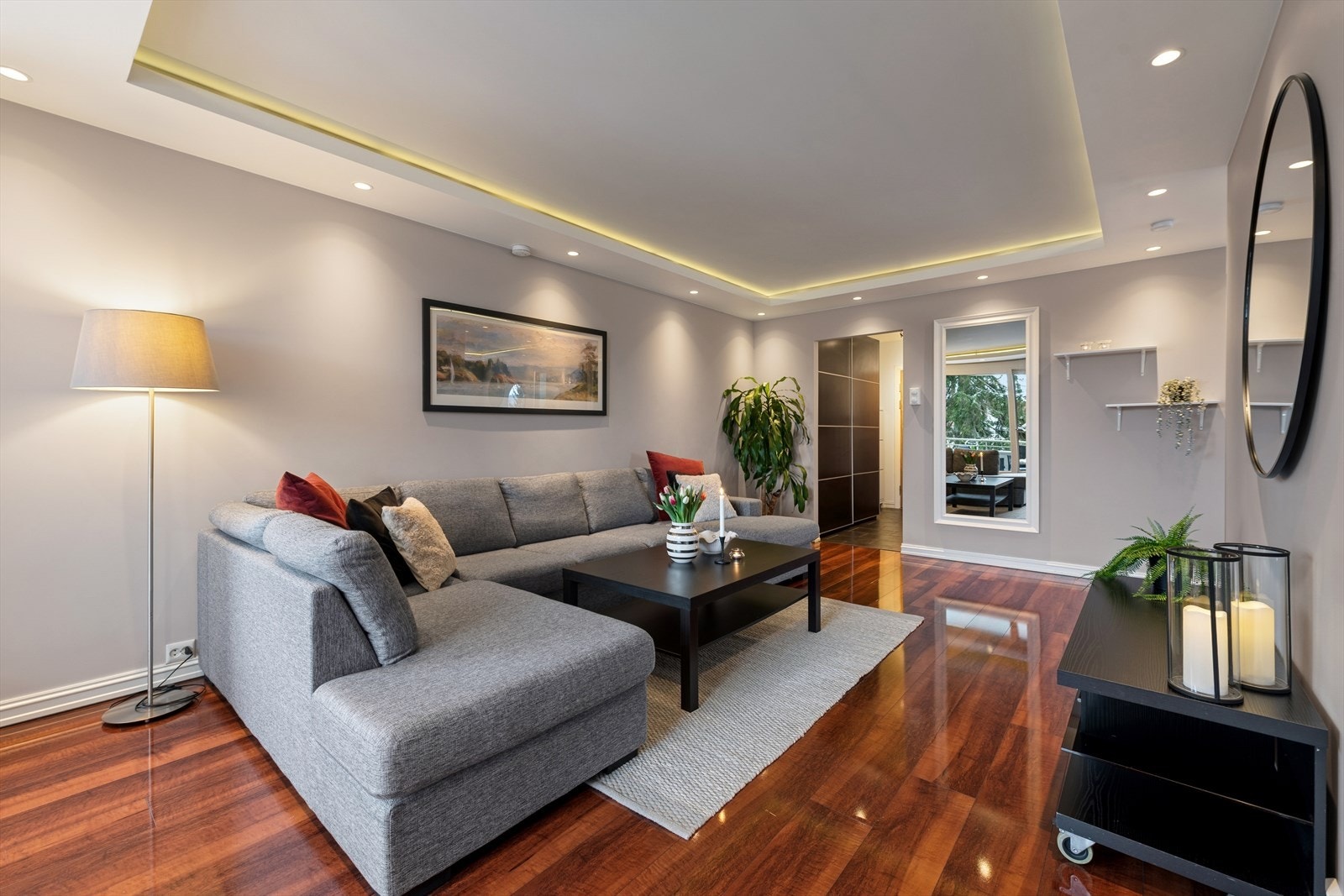 Pen 3(4)-roms leilighet med attraktiv beliggenhet i et veletablert og populært boligområde på Ellingsrud/Karihaugen. Galleribilde