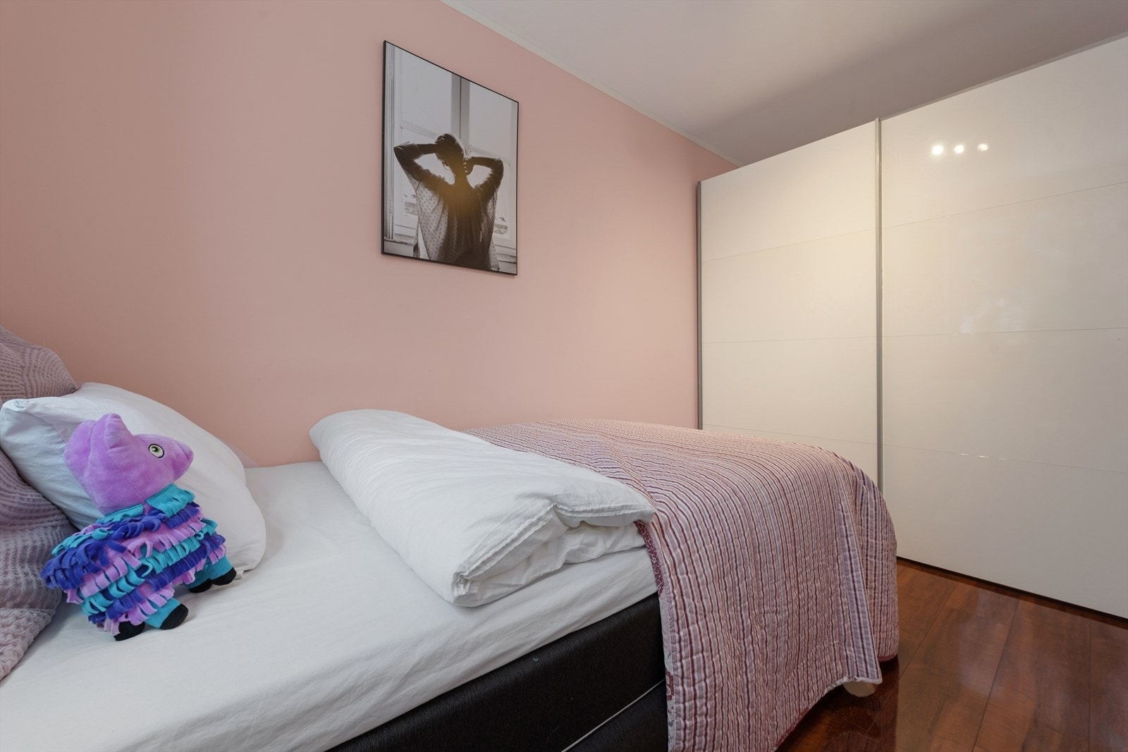 Soverom 2 er innredet med skyvedørsgarderobe. Galleribilde