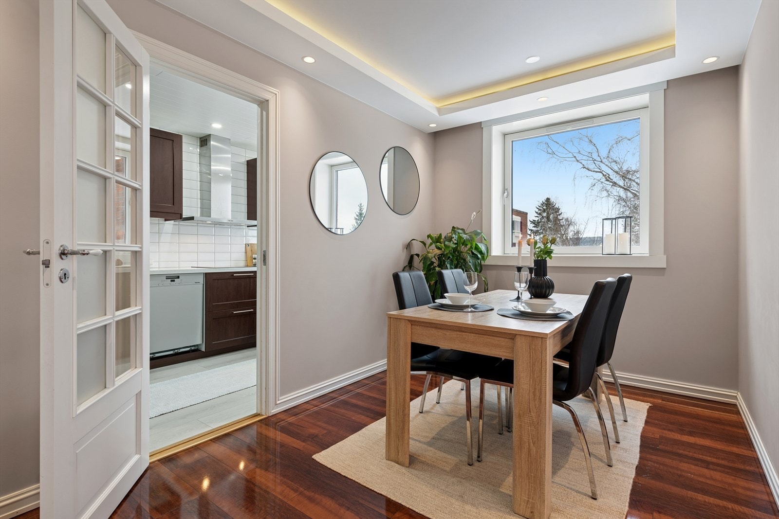 Hyggelig spisestue. Her er det muligheter for å etablere et ekstra soverom. Se alternativ plantegning. Galleribilde