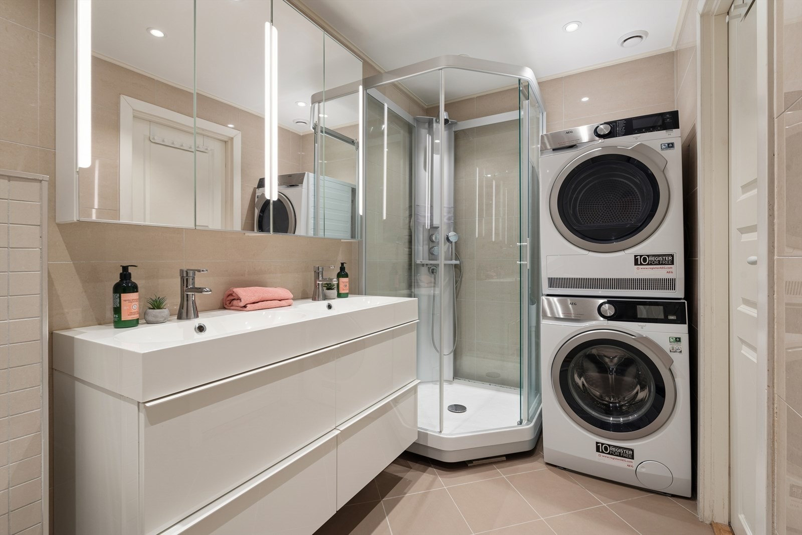 Baderommet har opplegg for vaskemaskin. Galleribilde