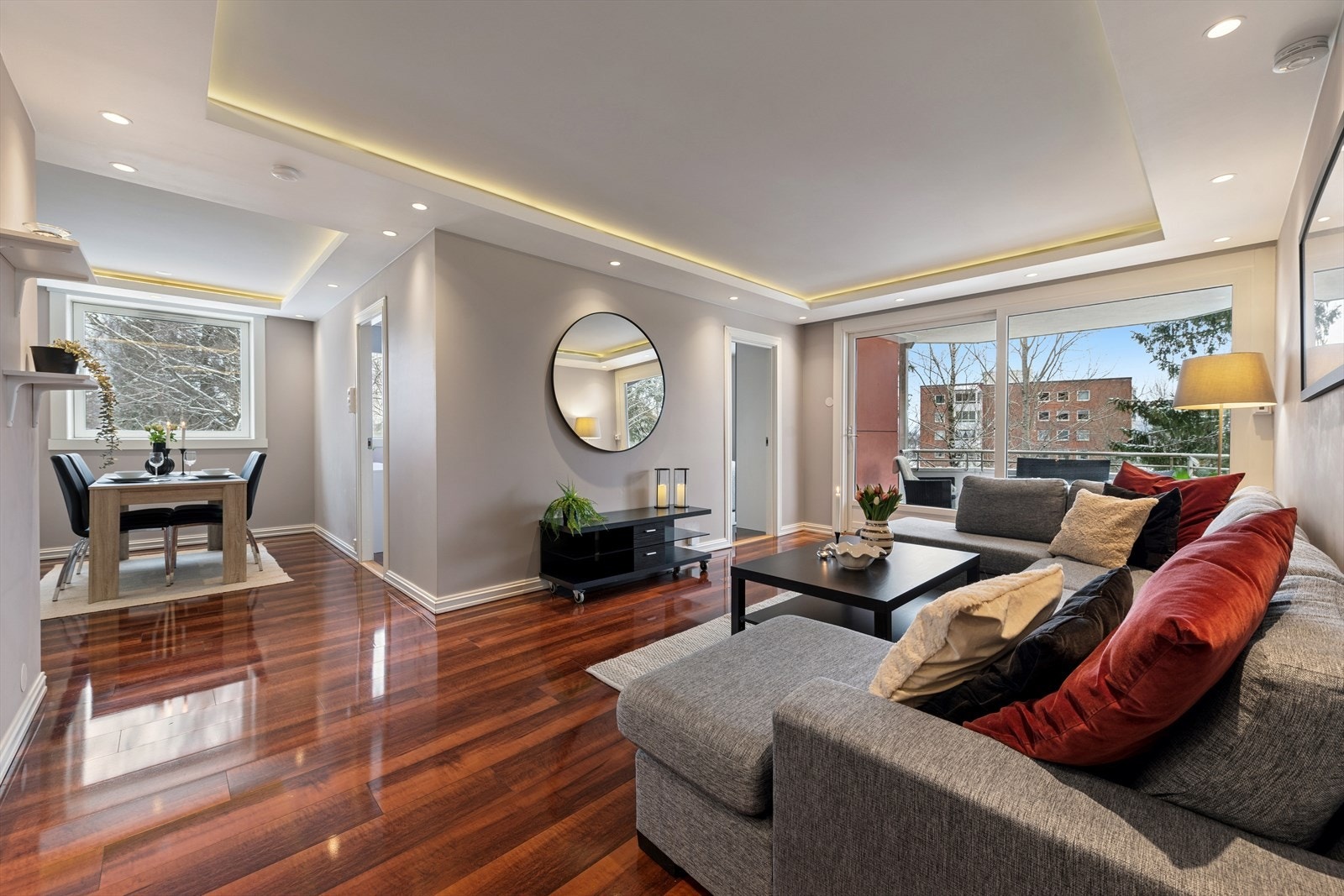 Leilighetn har store vindusflater som slipper inn rikelig med naturlig lys. Galleribilde