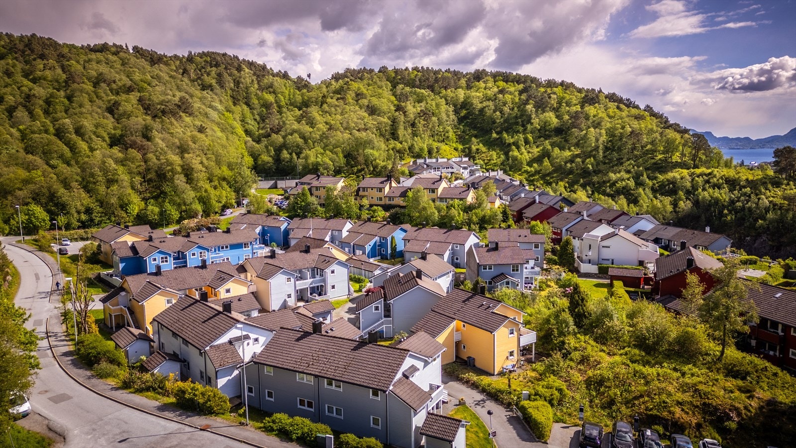 Trivelig område med bilfritt tun, felles lekeplasser og ballbinge. Umiddelbar nærhet til turstier over Geitanuken. Galleribilde