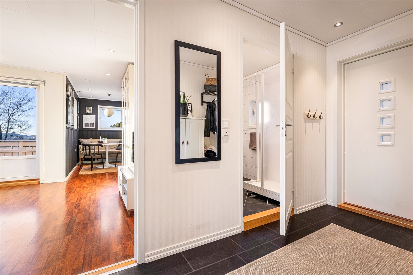 Leiligheten har en fin flyt mellom rommene. Galleribilde