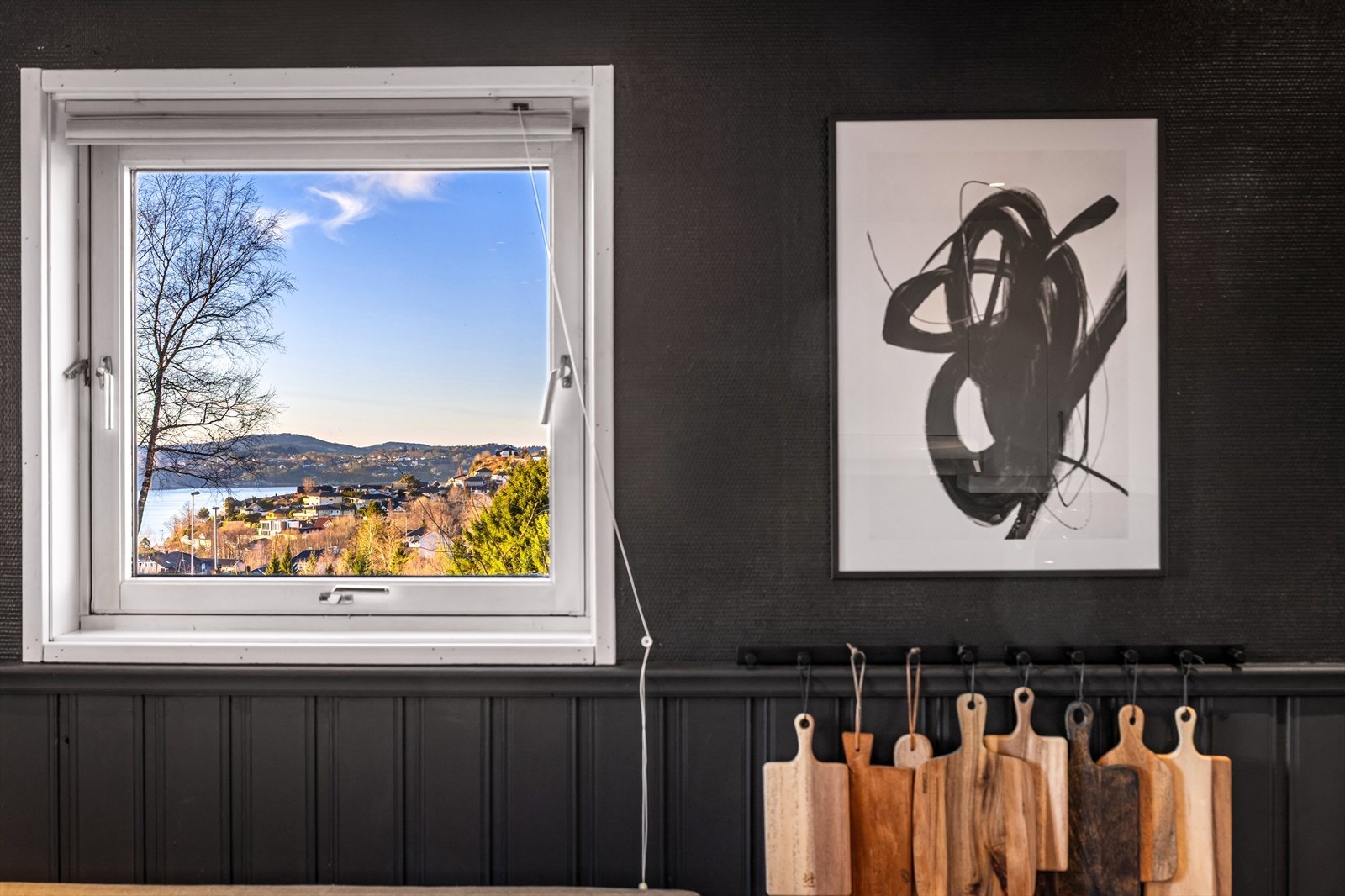 Gjennomgående for leiligheten er en usjenert og privat følelse - kombinert med en av borettslagets beste utsikt. Galleribilde