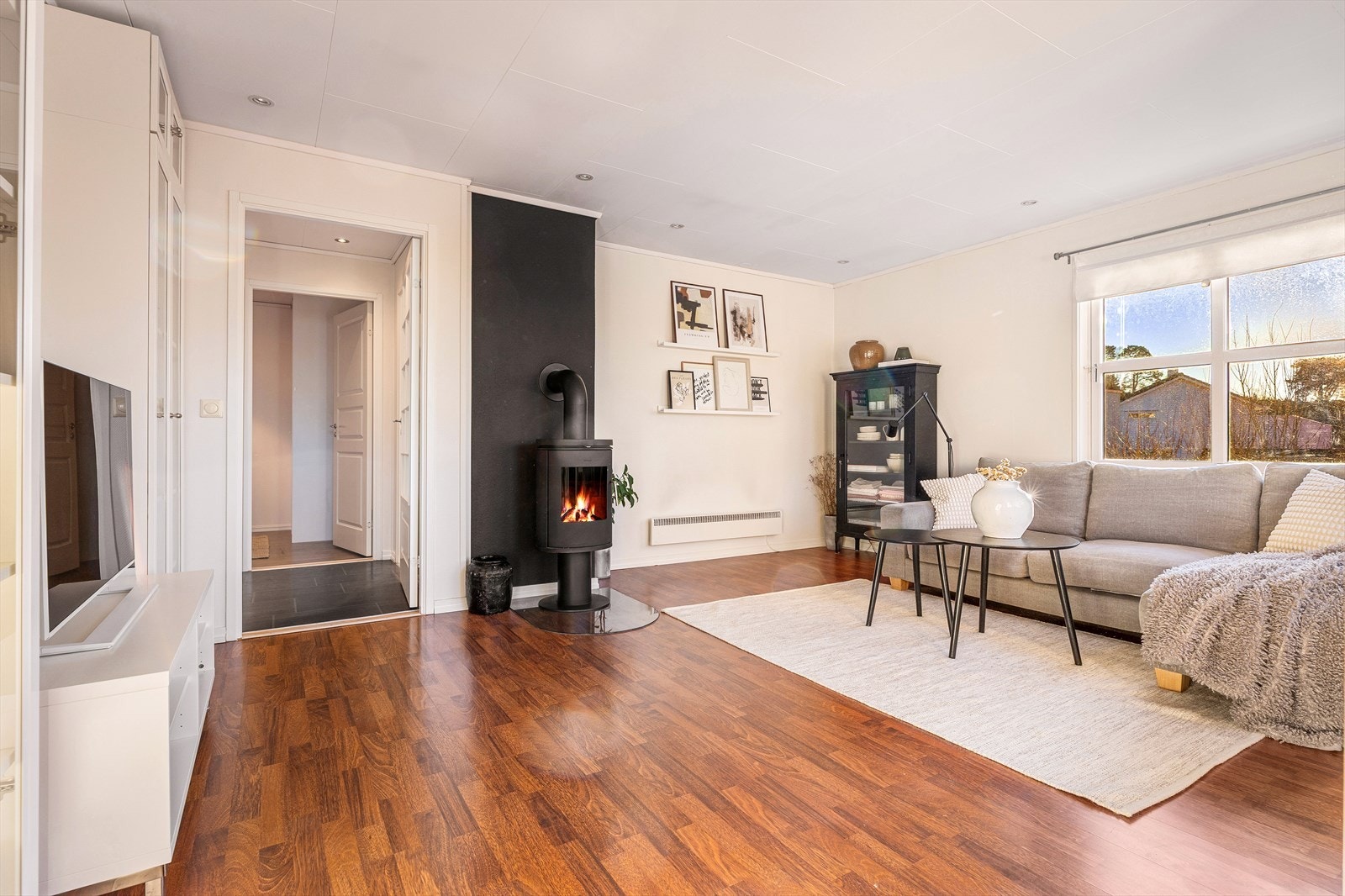 Leiligheten er belyst med spotter i taket. Galleribilde