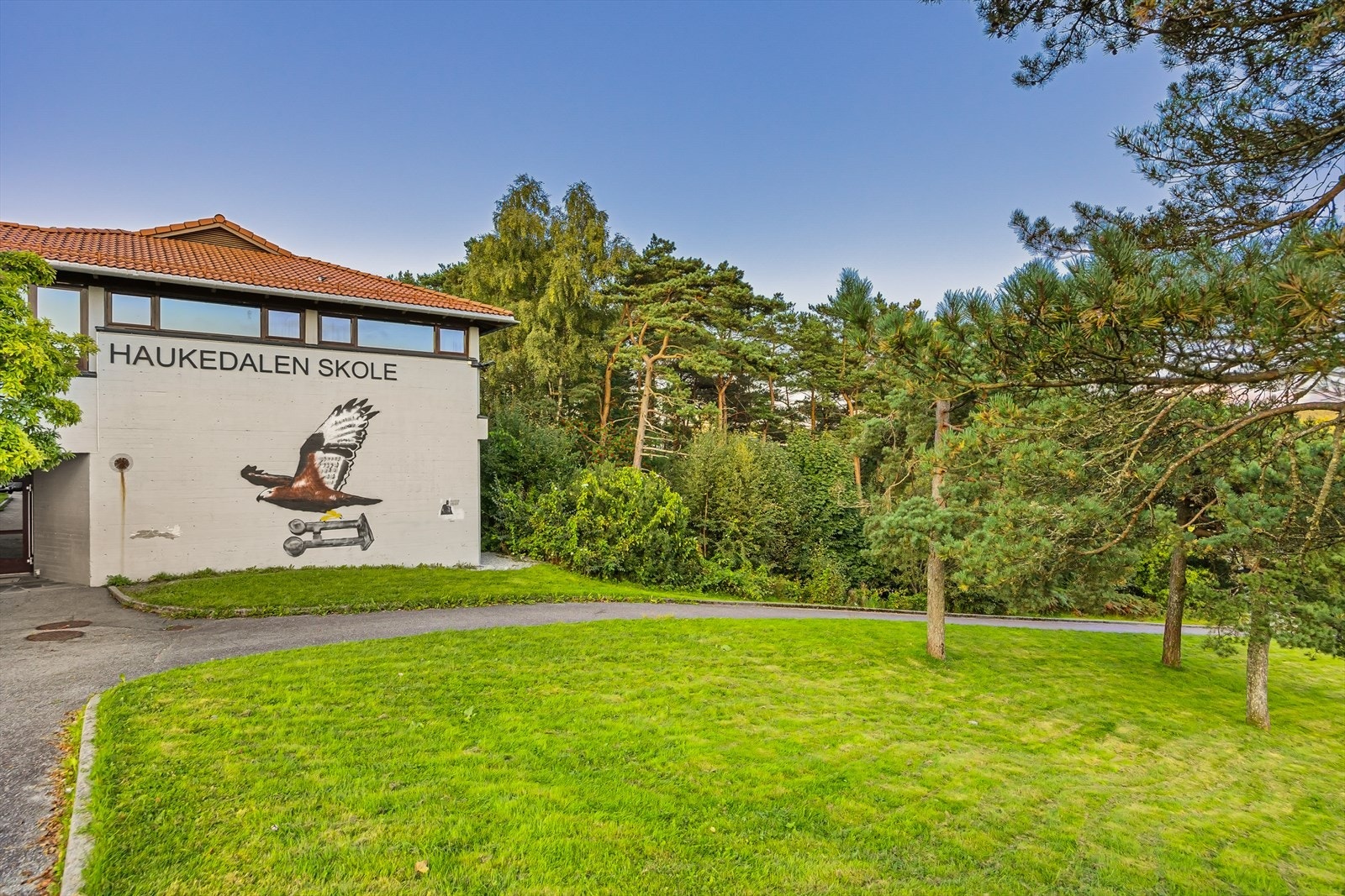 Haukedalen barneskole cirka 1.9km unna. Nærmeste barnehage er kun 500 meter fra boligen! Galleribilde