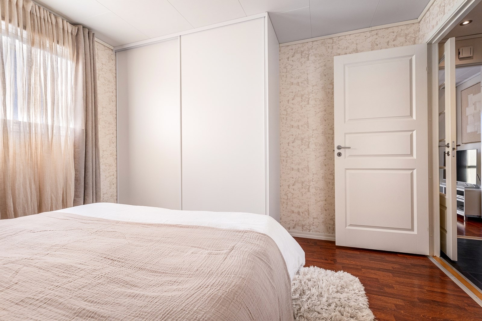 Innredet med garderobeskap, og plass til mer møblement om ønskelig. Galleribilde