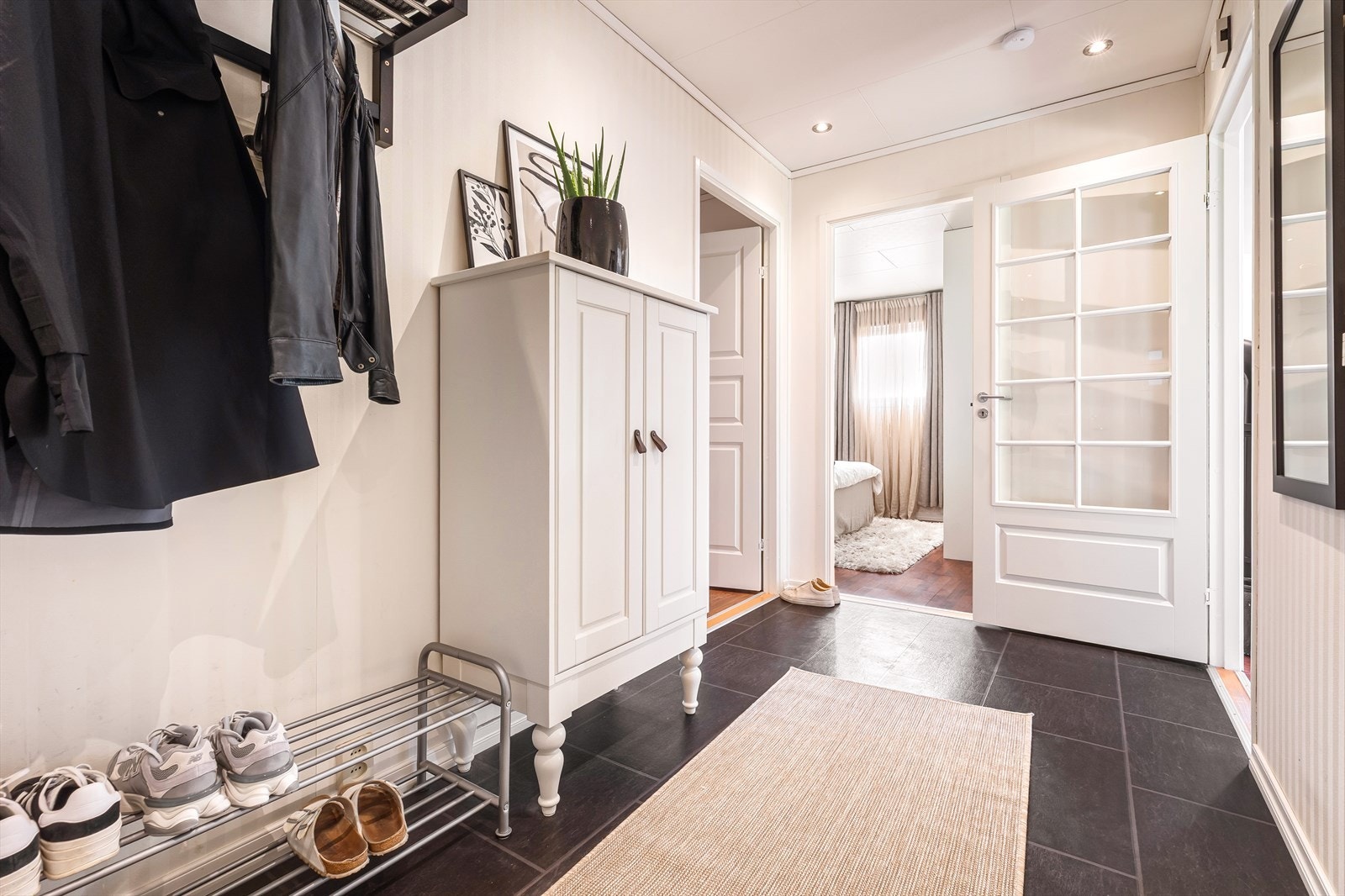 Entreen er på romslige 6,6m² og fordeler leiligheten til øvrige rom. Galleribilde