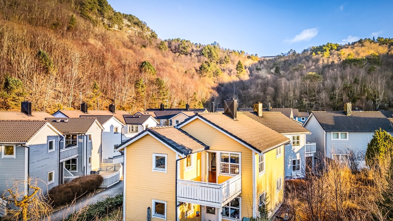 Leiligheten er usjenert plassert og vinklet i andre etasje. Galleribilde