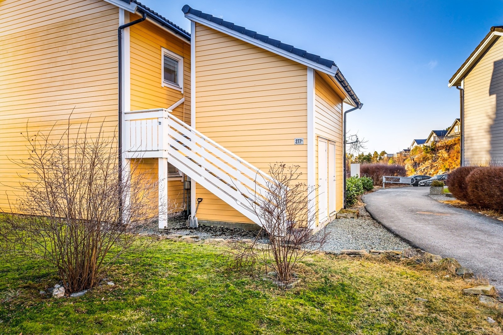 Gå fra garasjen gjennom bilfrie og koselige gangveier til leiligheten. Velkommen inn! Galleribilde