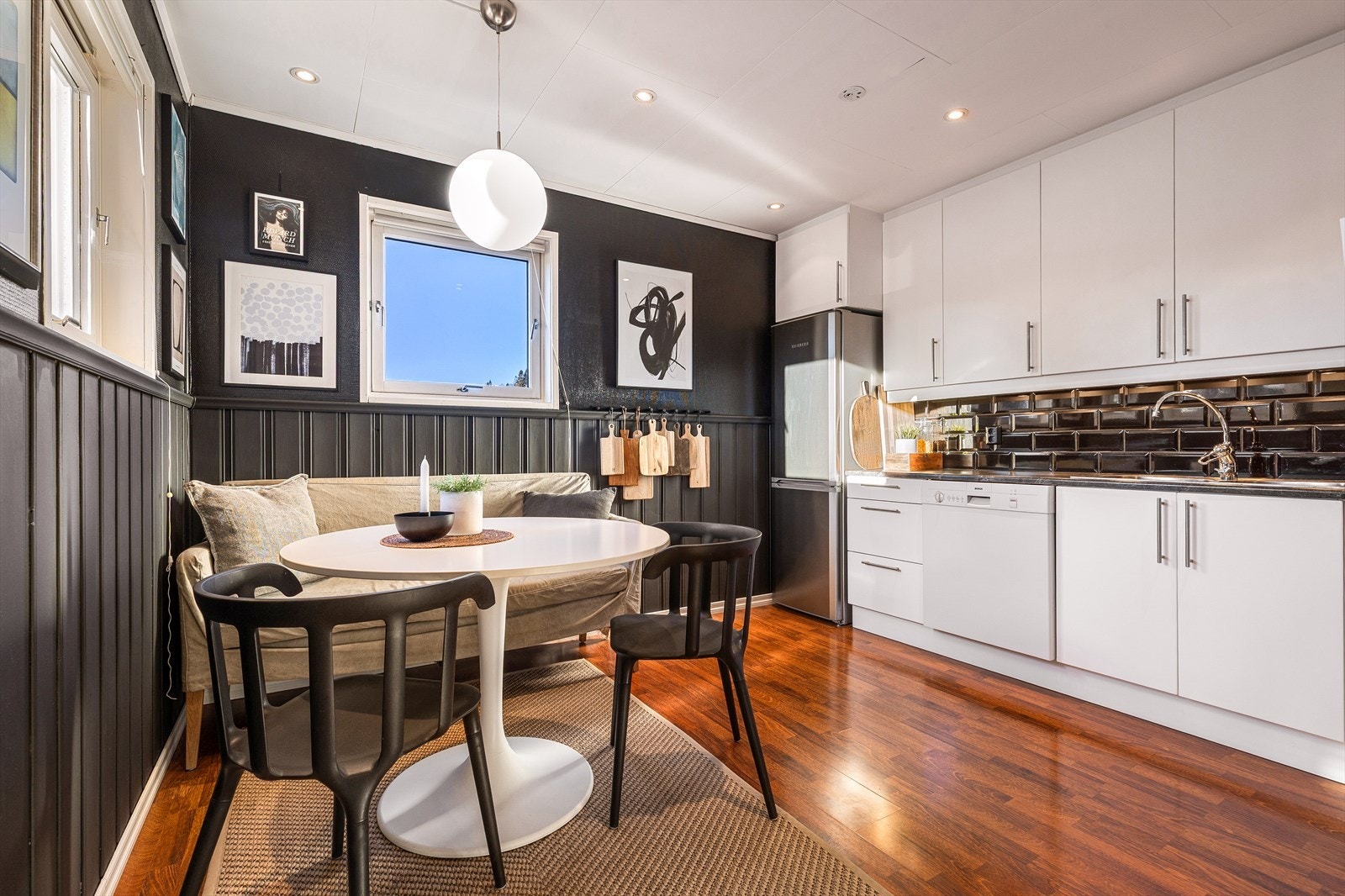 Kjøkkendelen holder 11,3m² med en praktisk plassering i hjørnet av leiligheten. Galleribilde