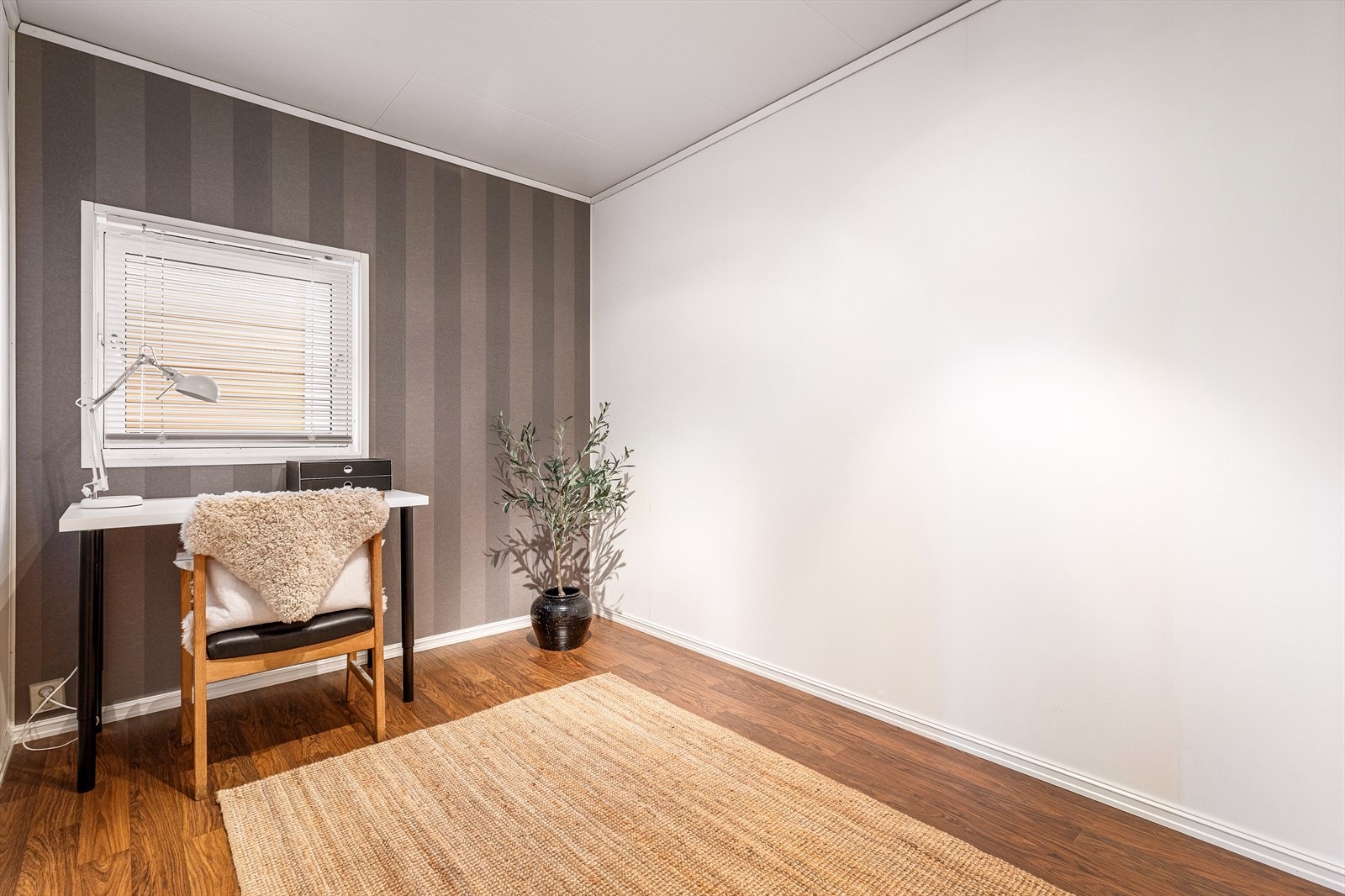 Rommet har garderobeskap, og ellers god plass til standard soveromsinnredning. Galleribilde