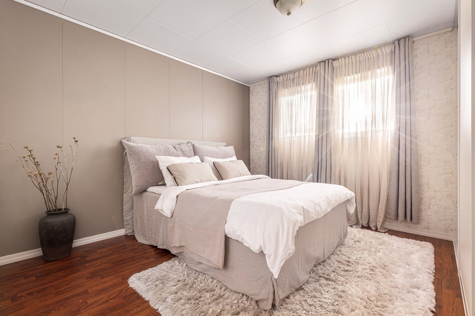 Hovedsoverommet holder 12,5m² og har et behagelig fargepalett. Galleribilde