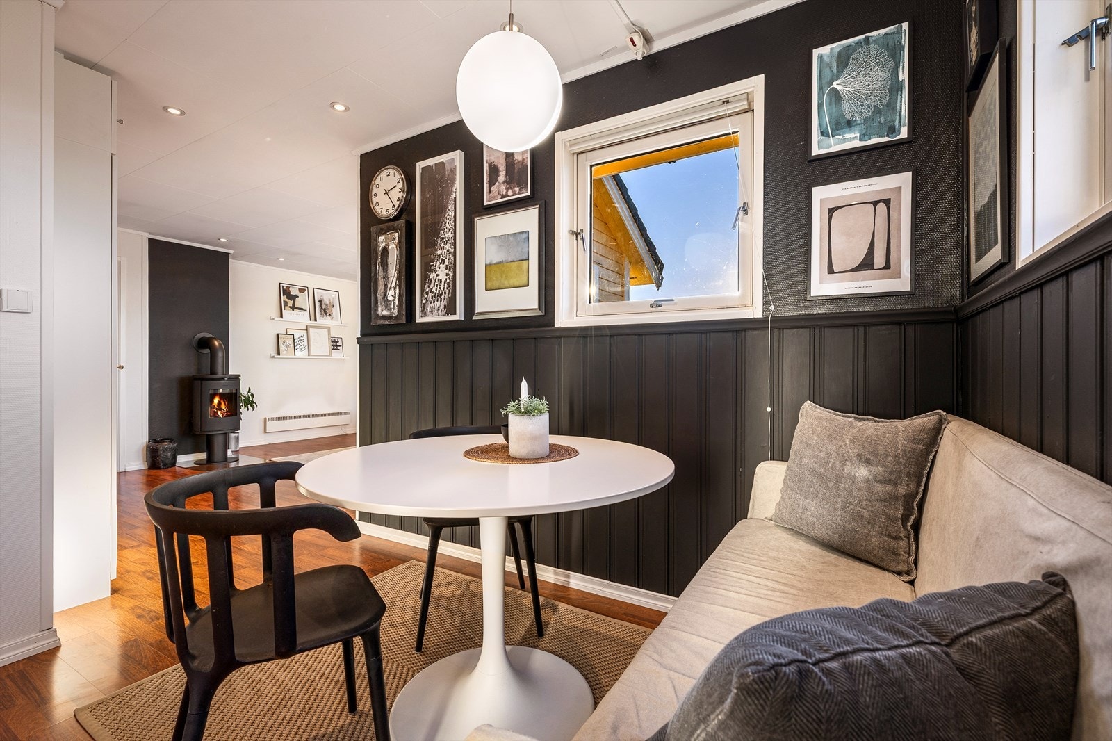 Romløsningen bidrar til at en kan underholde gjester og barn samtidig som en kokkelerer. Galleribilde