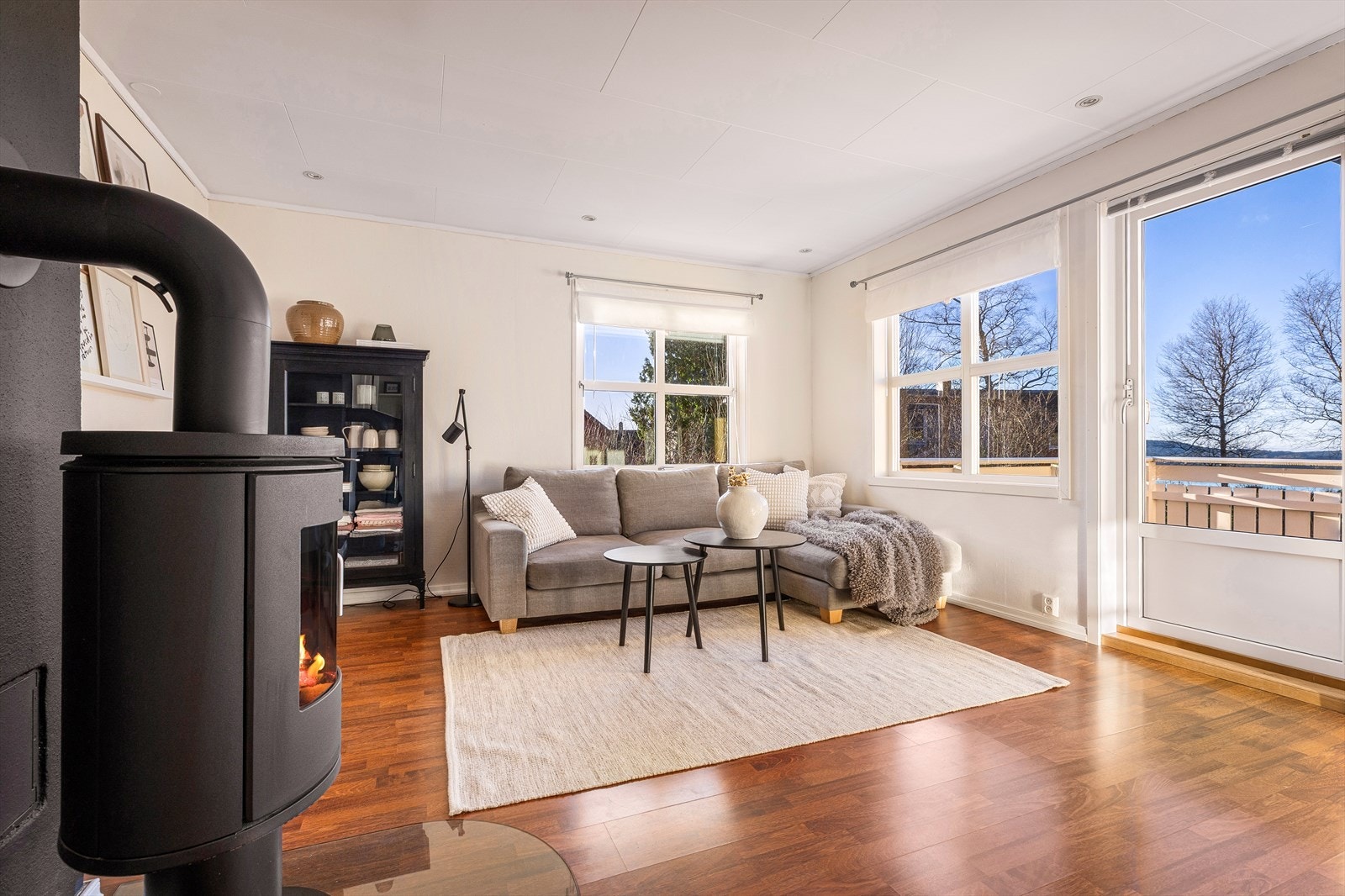 Stuedelen er på romslige 19,8m² med rikelig naturlig lysinnslipp. Direkte tilkomst til herlig balkong på 8m². Galleribilde