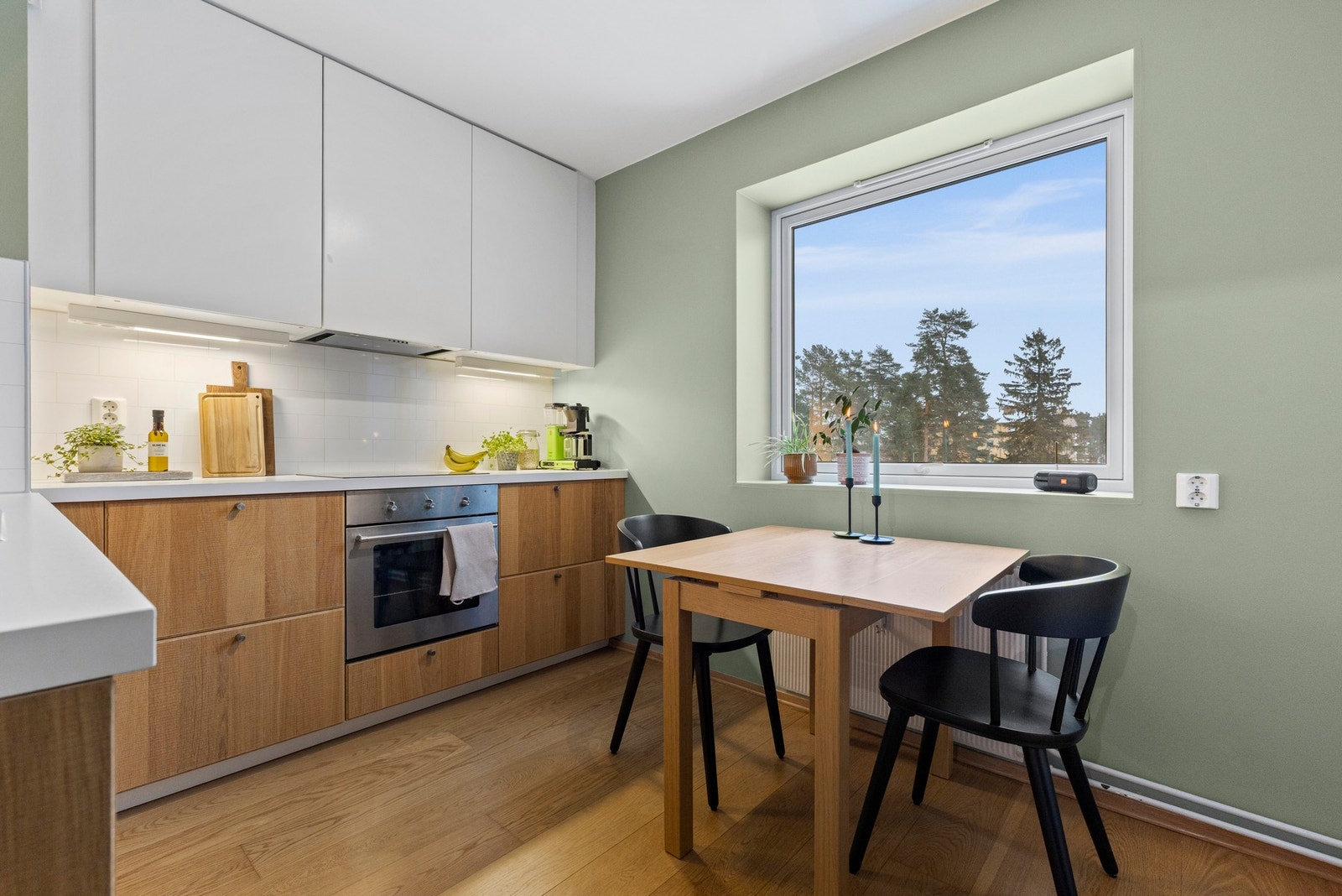 Stilfullt kjøkken med god benk- og skapplass Galleribilde