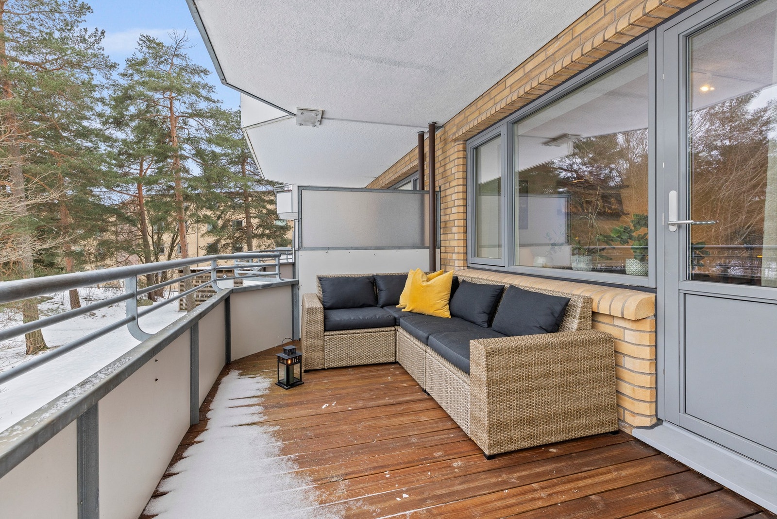 Sydvendt balkong med tregulv på ca. 10 m² Galleribilde