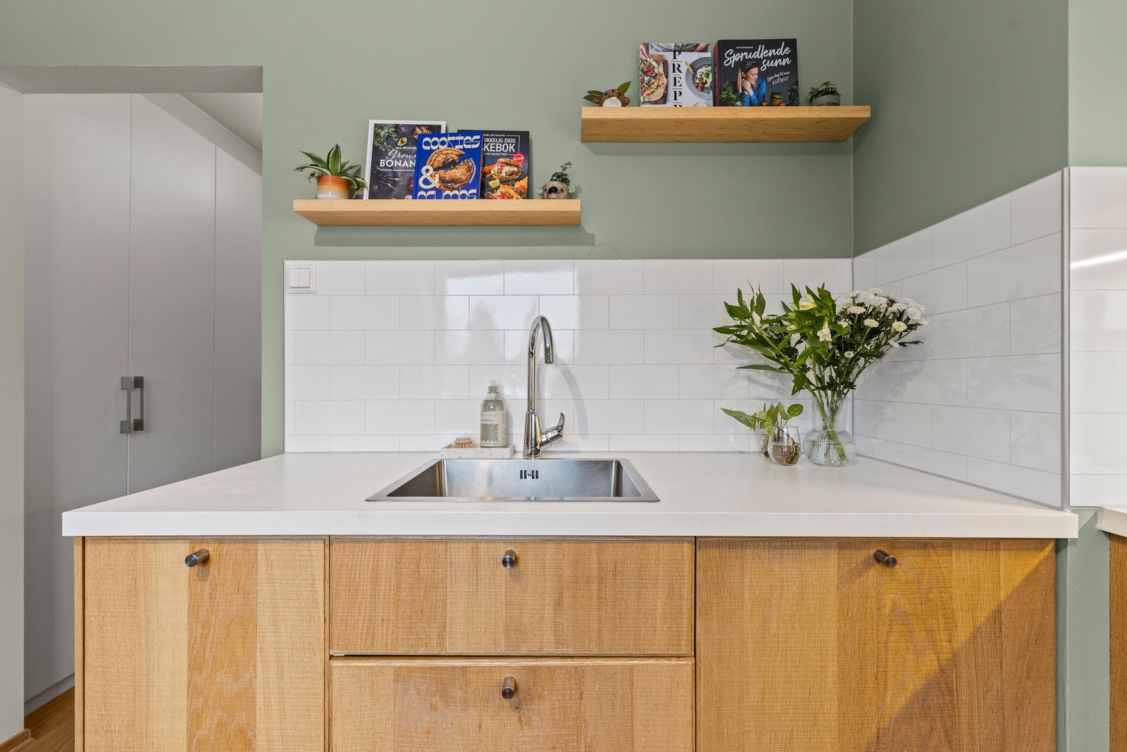 Kjøkkenet fremstår både pent og praktisk Galleribilde