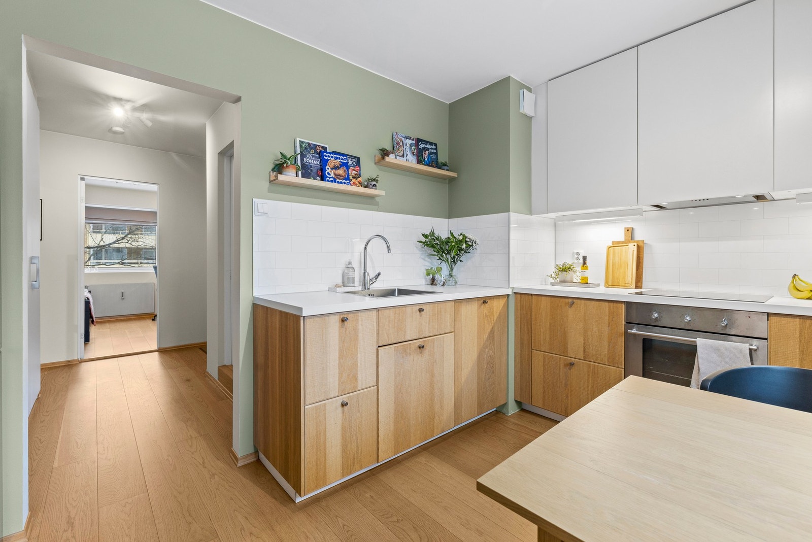 Innfelte hvitevarer som koketopp, stekeovn,
oppvaskmaskin, frittstående kjøl/- fryseskap. Galleribilde