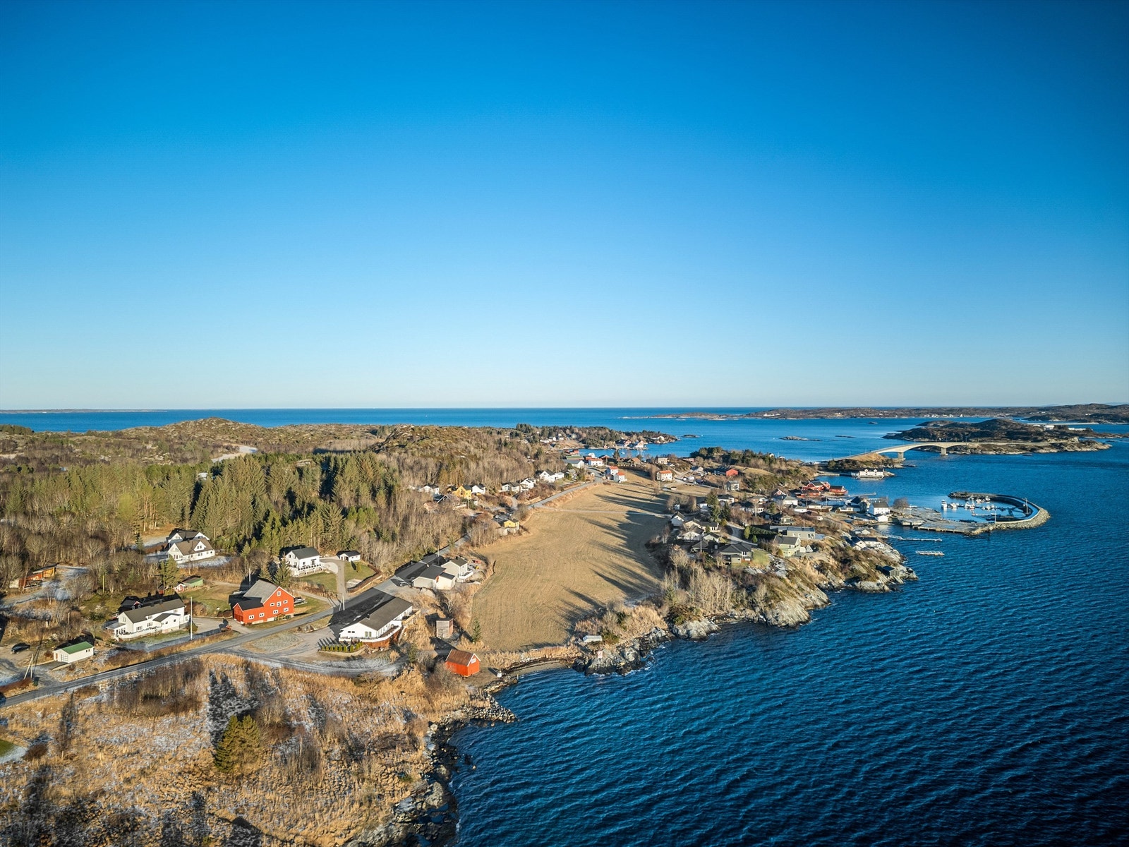 I nærområdet finnes det også et godt utvalg av øvrige servicetilbud, herunder byggevarehandel, treningssenter, bowlinghall og lavprisbutikker. Fillan skole (1-10. trinn) ligger kun en 7 minutters kjøretur fra eiendommen, og like ved ligger også Fillan ba Galleribilde