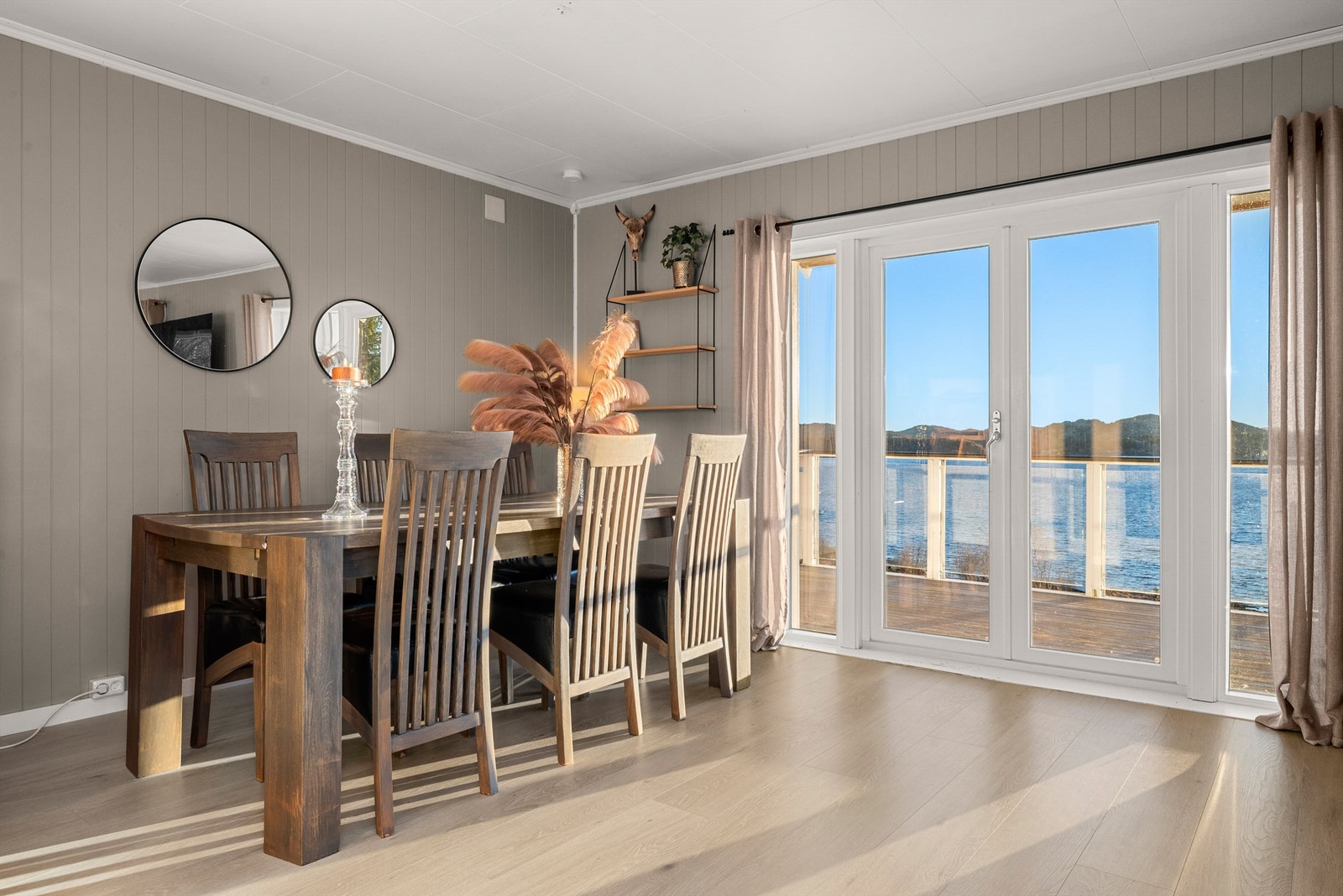 Lys og romslig stue med utstrakte vindusflater som gir rikelig med naturlig dagslys. Galleribilde