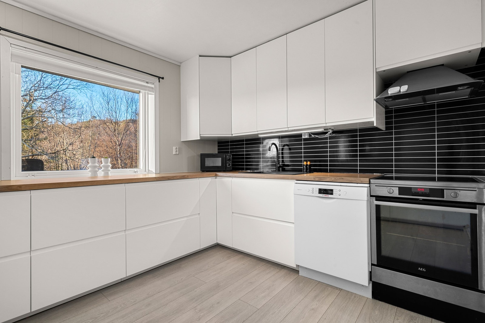 Kjøkkenet er videre innredet med integrert kjøleskap, frittstående komfyr og oppvaskmaskin og har rikelig med skap og benkeplass. Galleribilde