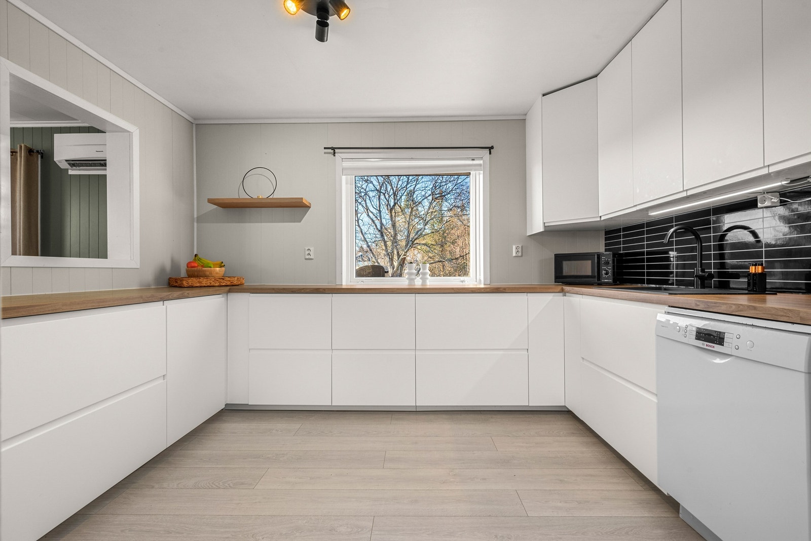 Moderne IKEA-kjøkken fra 2025 med lyse, glatte fronter og benkeplate i tre. Galleribilde