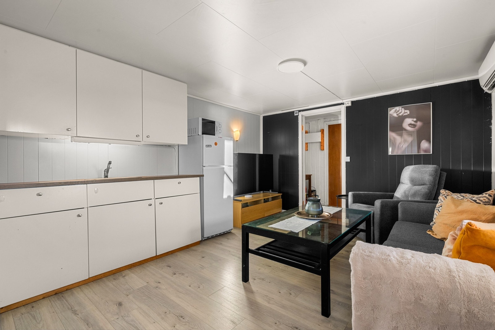 Det er etablert en hybelleilighet i underetasjen med egen inngang, stue/kjøkken, toalettrom, bad, gang og soverom. Galleribilde