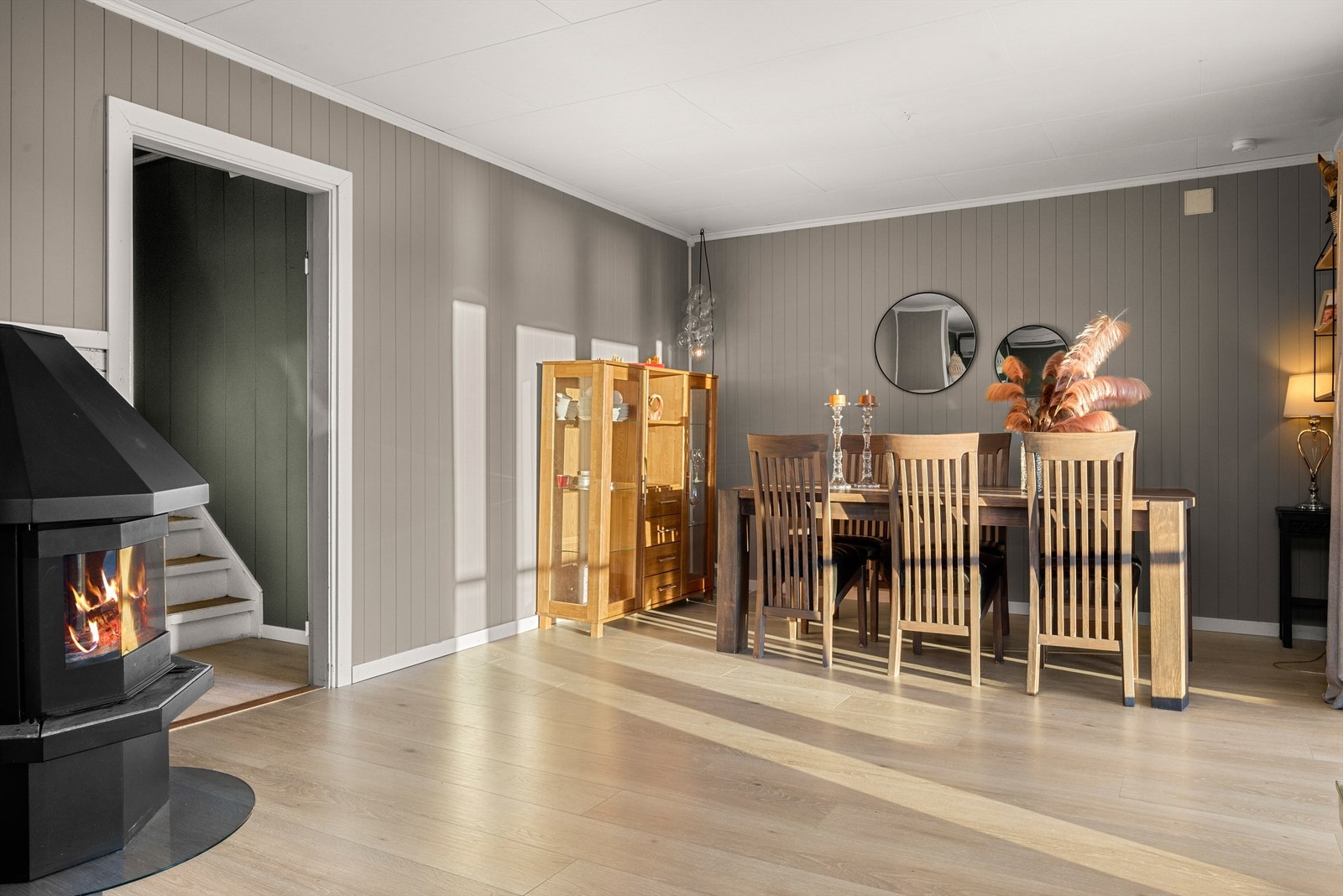 Stuen har god plass til et spisebord i en åpen og innbydende løsning. Boligen er oppvarmet med varmepumpe og vedovn i stuen, samt en varmepumpe i underetasjen som gir effektiv og behagelig oppvarming. Galleribilde