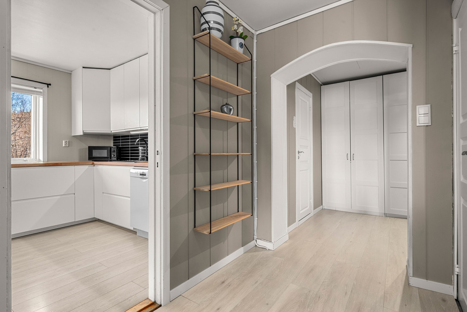 Romslig gang/entré på til sammen 18,5 kvm med god plass til oppbevaring. Underetasjen har også et praktisk vaskerom samt en romslig bod på 8,5 kvm. Galleribilde