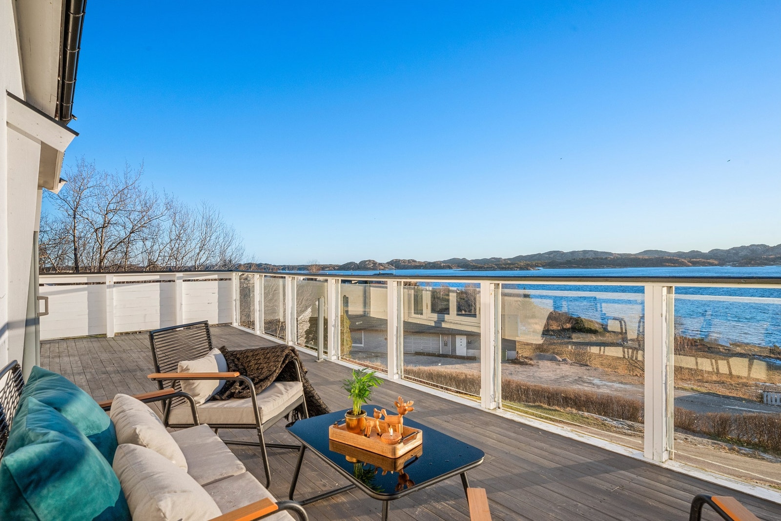 Romslig veranda på 51 kvm med gode solforhold og nydelig utsikt mot omkringliggende natur. Galleribilde