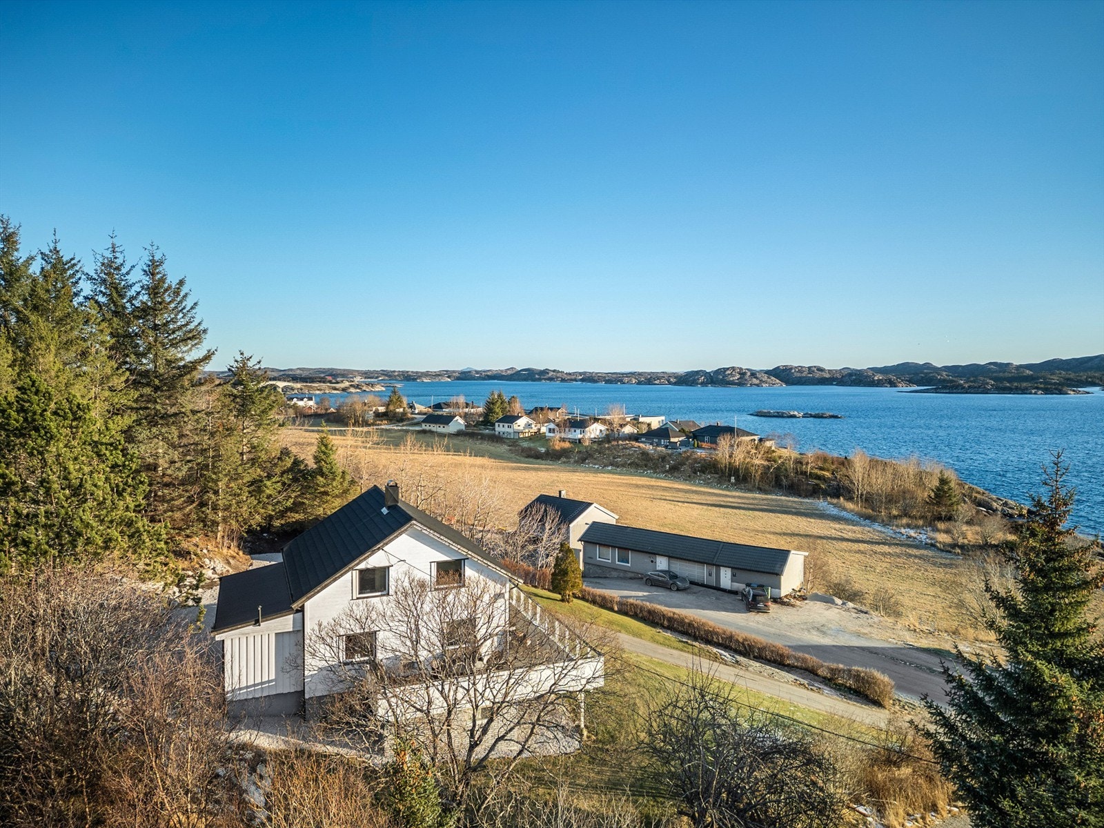 Eiendommen har naturskjønn beliggenhet med kort avstand til sjøen og vakker kystnatur som omkranser huset. Her bor man med kort vei til skole, barnehage og dagligvare. Galleribilde
