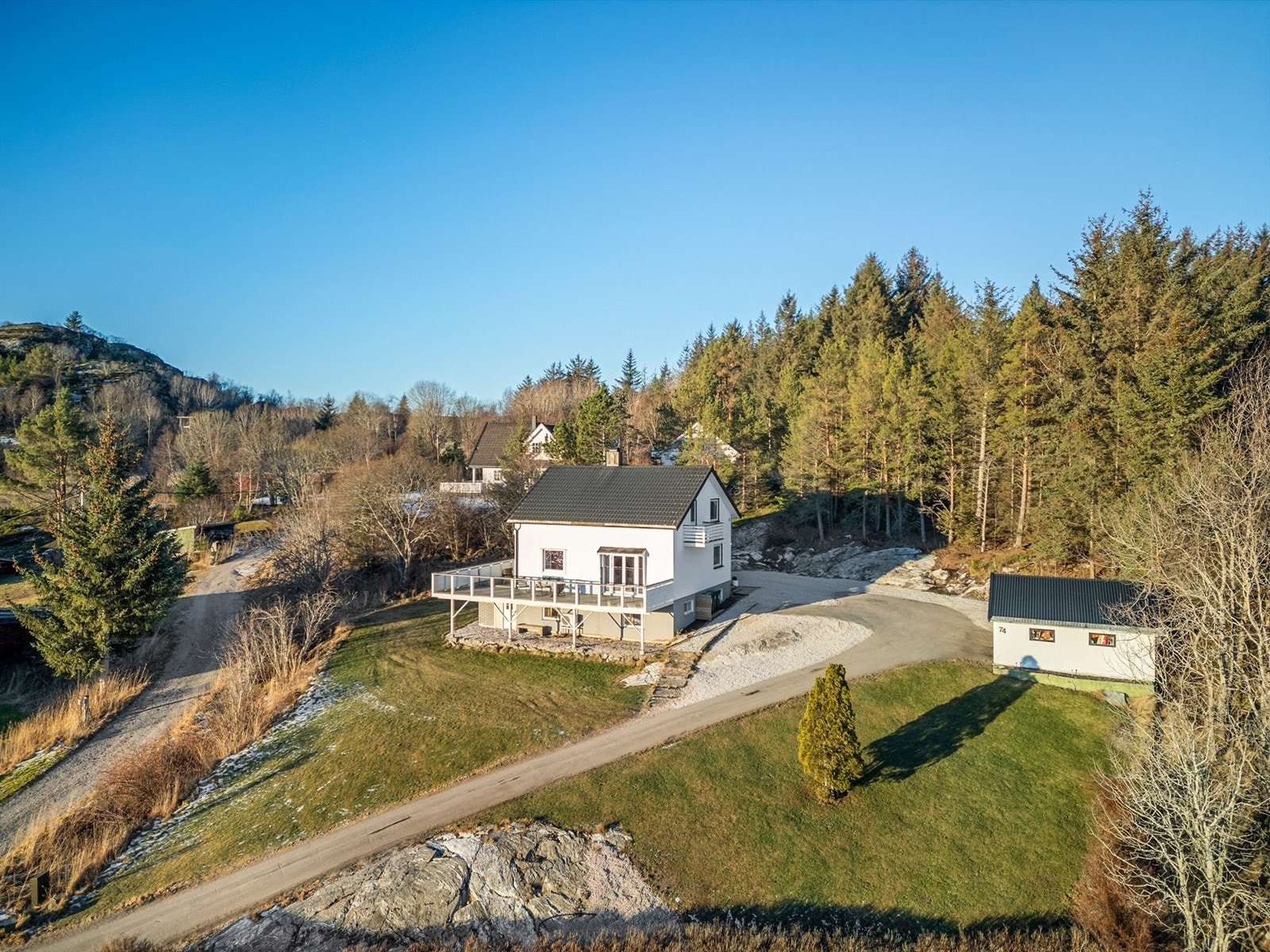 Ansnes er kjent for sitt yrende båtliv og byr på svært gode muligheter for fiske, vannsport, padling og andre populære sommeraktiviteter. Med båt er det kort vei til en rekke idylliske holmer og skjær i den vakre skjærgården Galleribilde