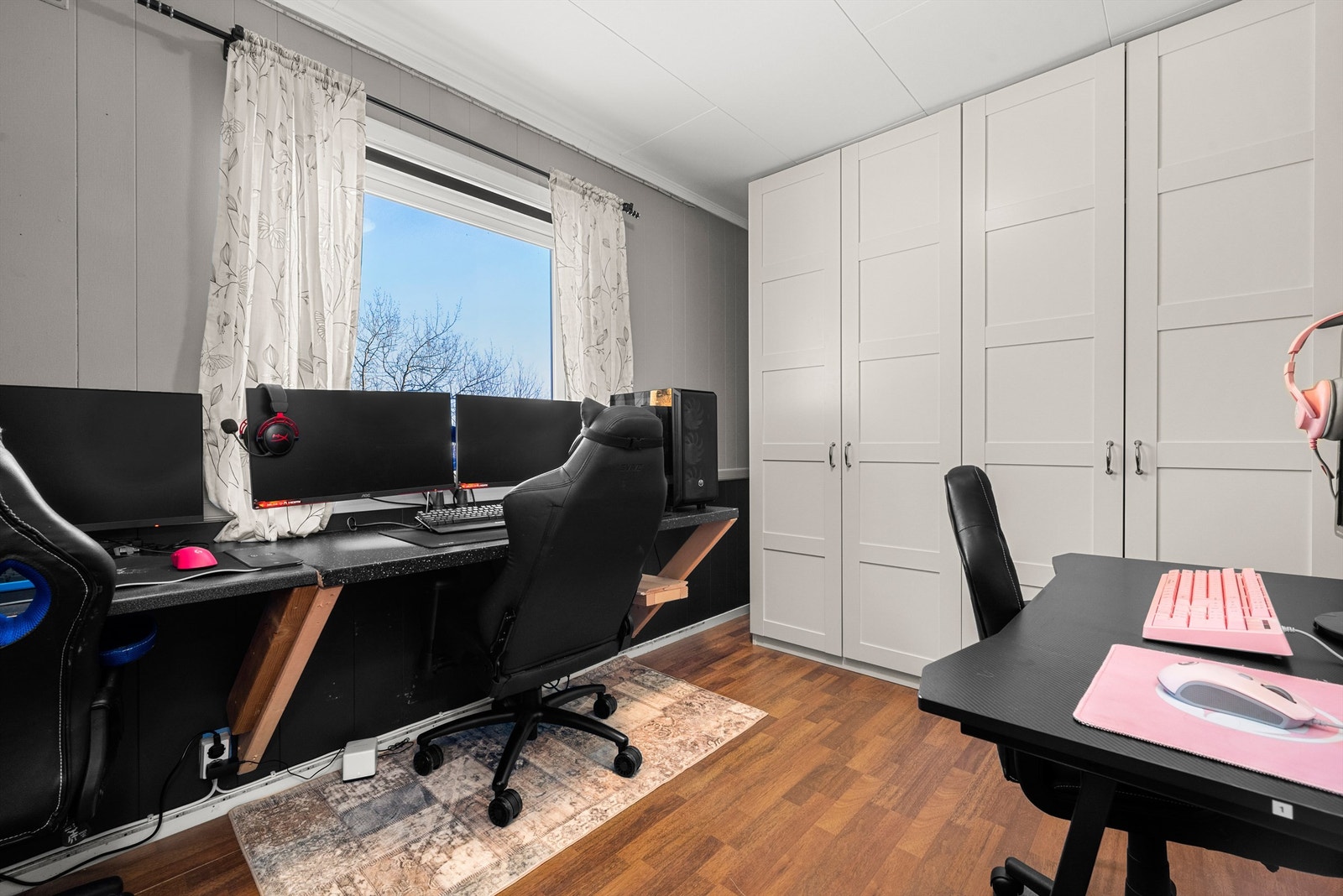 Soverom i hovedetasjen på 9,5 kvm som i dag er innredet som hjemmekontor, med god arbeidsplass og oppbevaringsmuligheter. Galleribilde