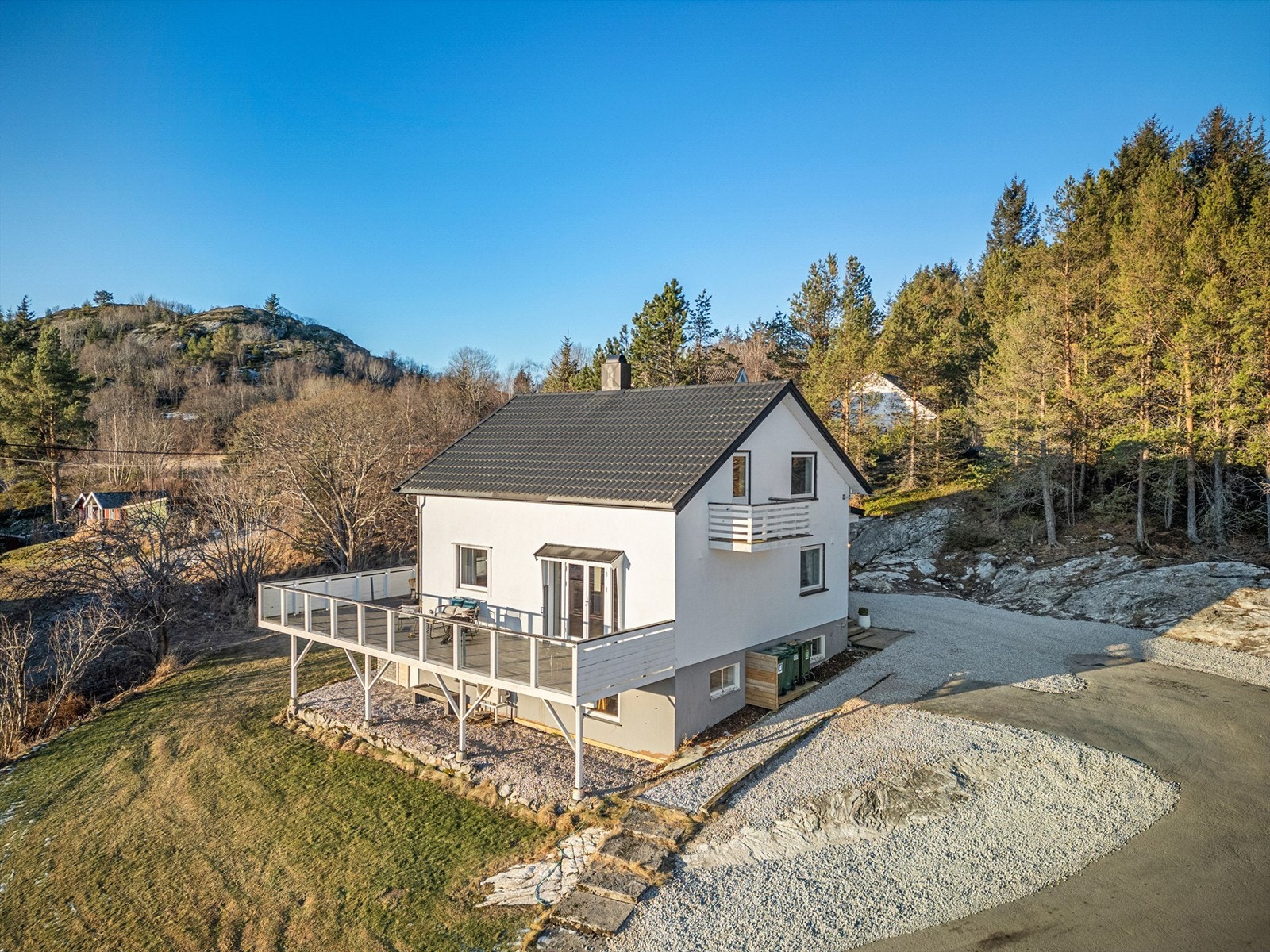 Her bor du i rolige og naturskjønne omgivelser med umiddelbar nærhet til havet og alt den vakre kystnaturen har å by på, samtidig som eiendommen ligger ca. 2 timers kjøretur fra Trondheim sentrum. Galleribilde