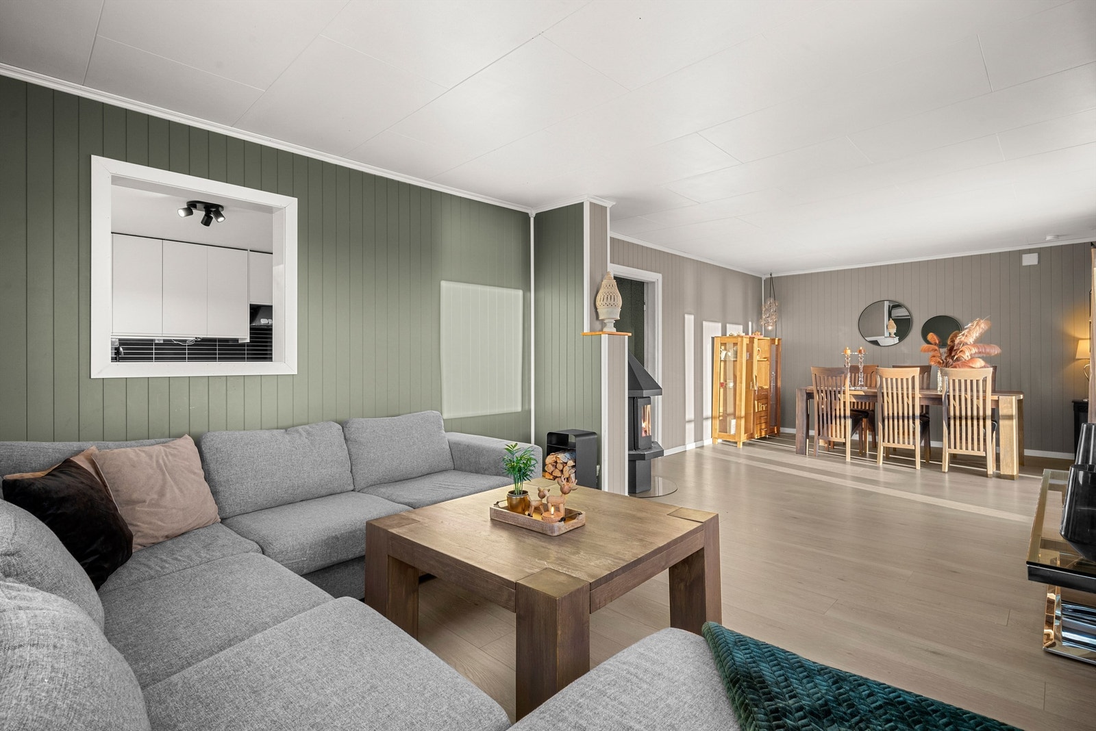 Stuen er lett å møblere med de flere sonene i rommet. Galleribilde