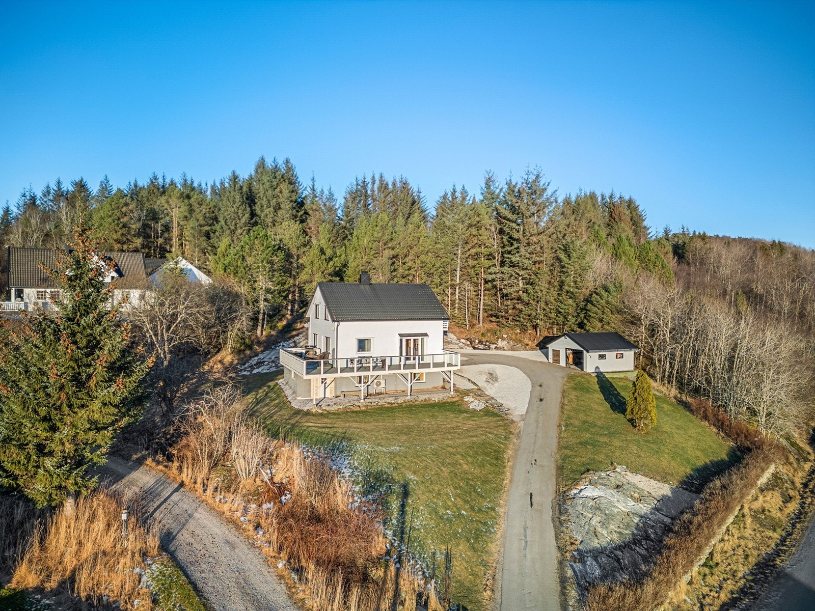 Det arrangeres jevnlig festivaler, sommershow, konserter og utstillinger både på Ansnes og i nærliggende Knarrlagsund, som ligger ca. 8 minutters kjøretur unna. Galleribilde