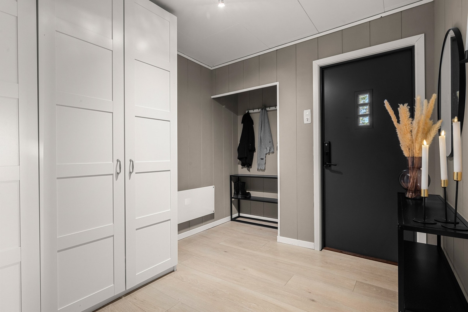 Innbydende entré som gir et godt førsteinntrykk av boligen. Her har man god plass til oppbevaring av yttertøy og sko. Galleribilde