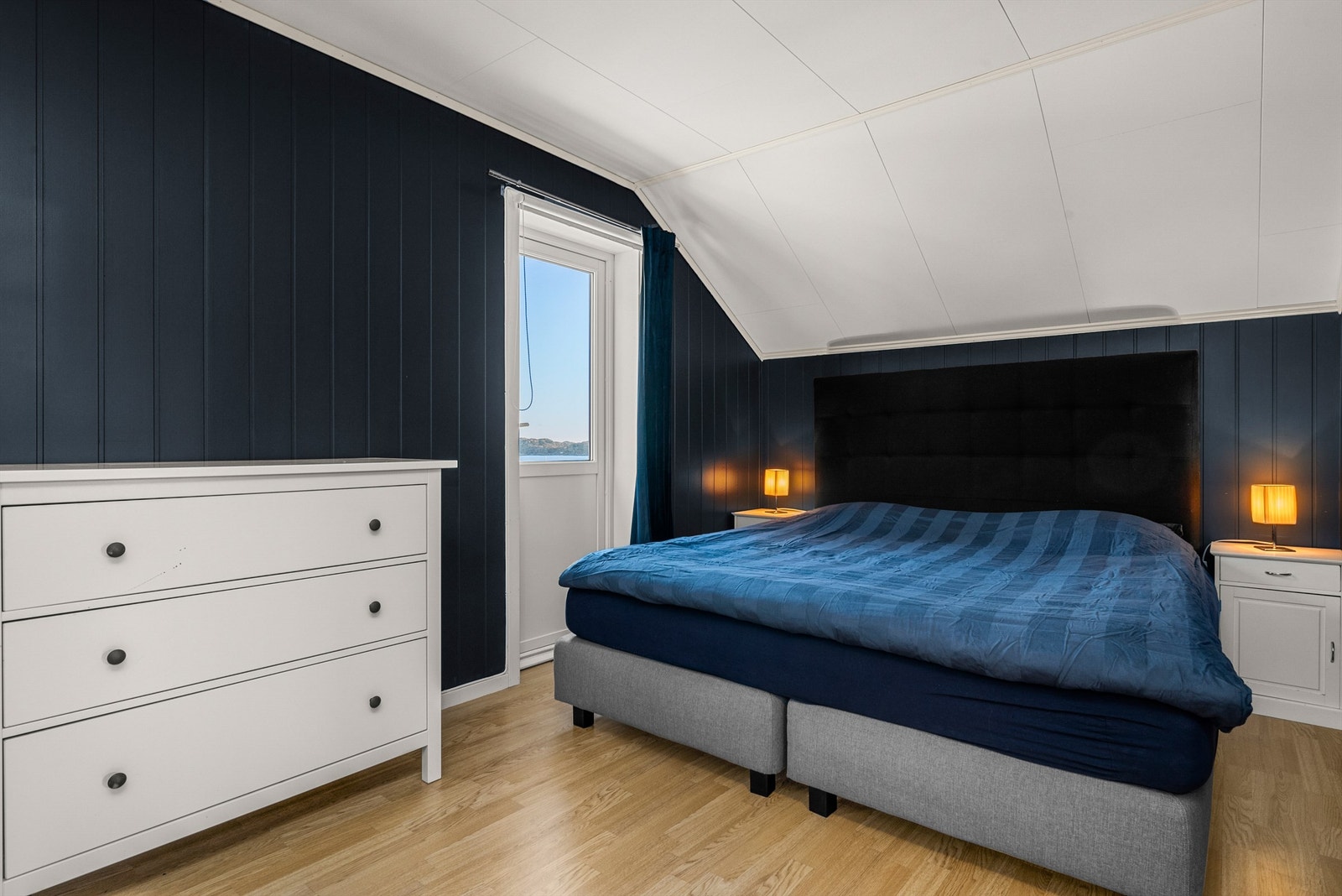 Boligens største soverom er på 17 kvm og har direkte utgang til balkong. Galleribilde