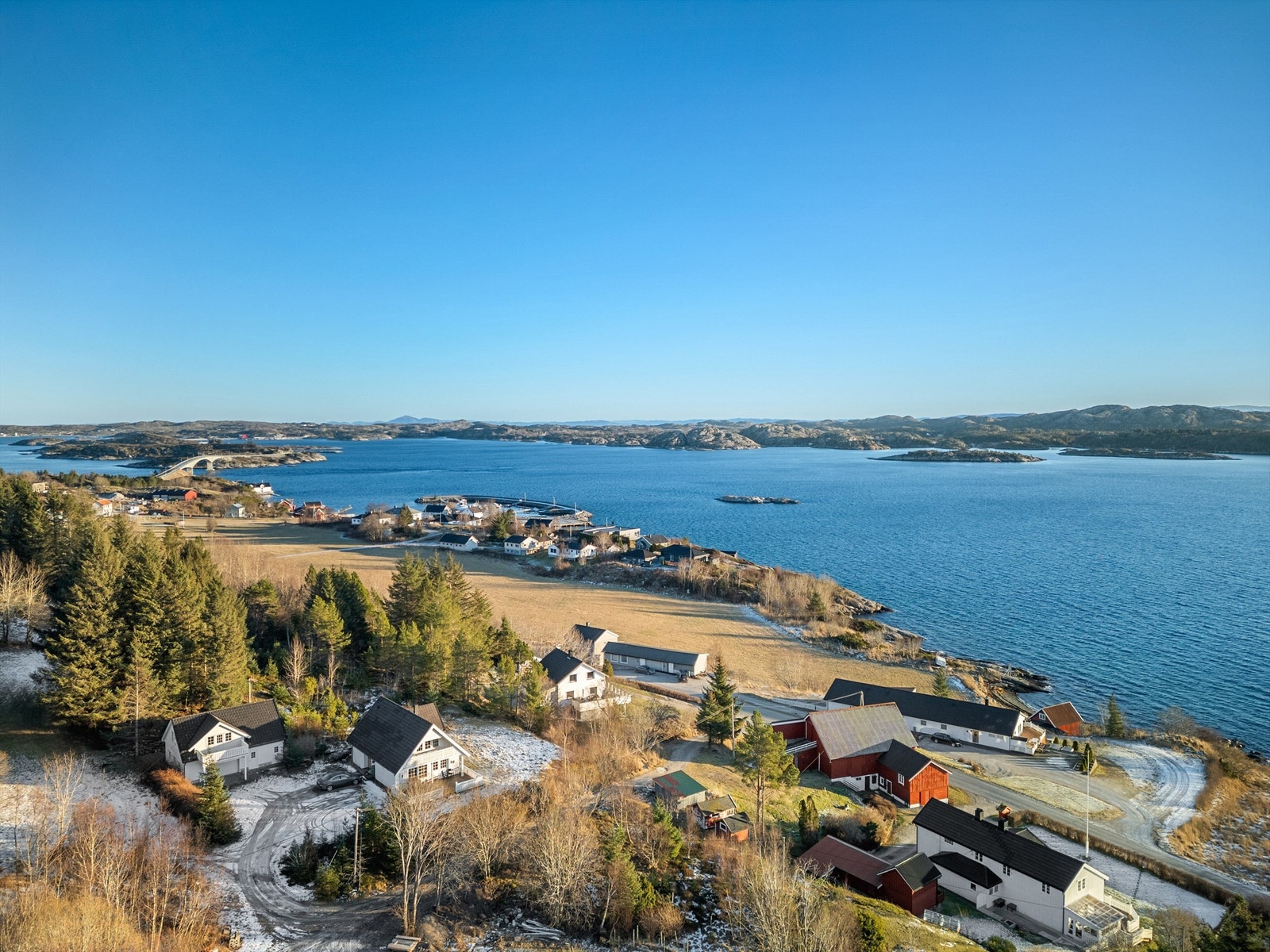 Innen gangavstand fra eiendommen ligger Ansnes Brygger, hvor det finnes restaurant og ulike arrangementer gjennom året, noe som bidrar til et levende og attraktivt nærmiljø. Galleribilde