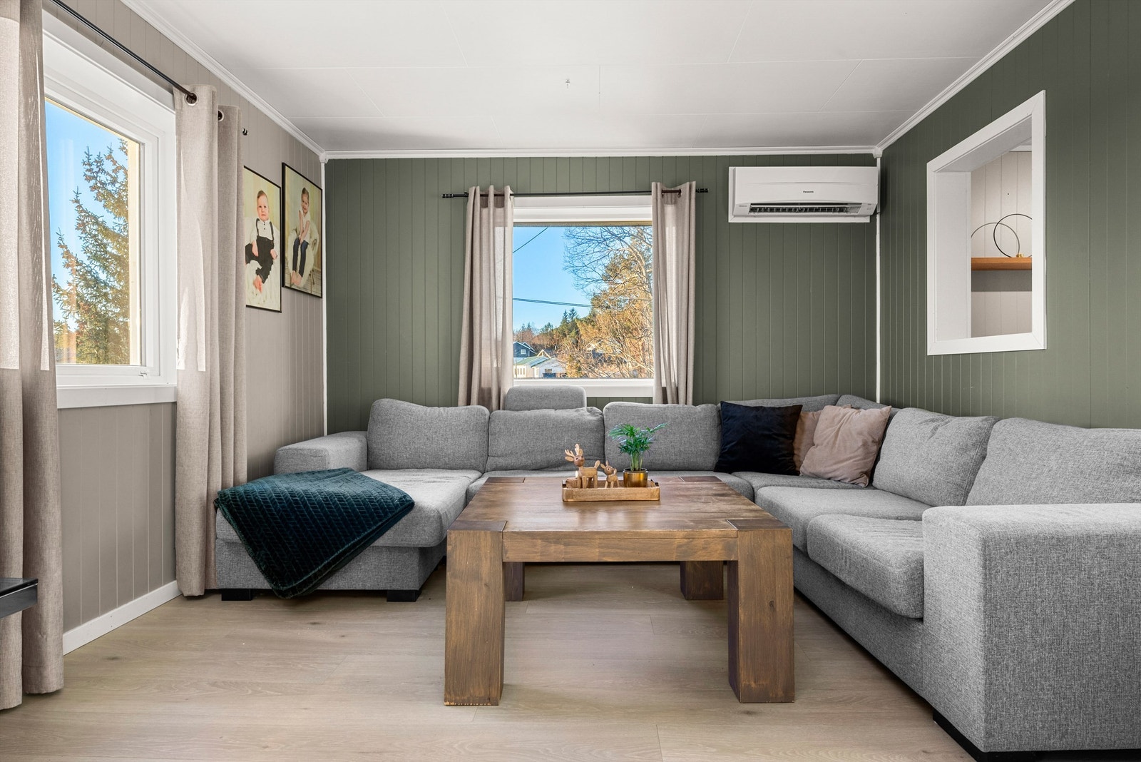 Man har god plass til både sofagruppe og tilhørende TV-møblement samt stor spisegruppe. Galleribilde