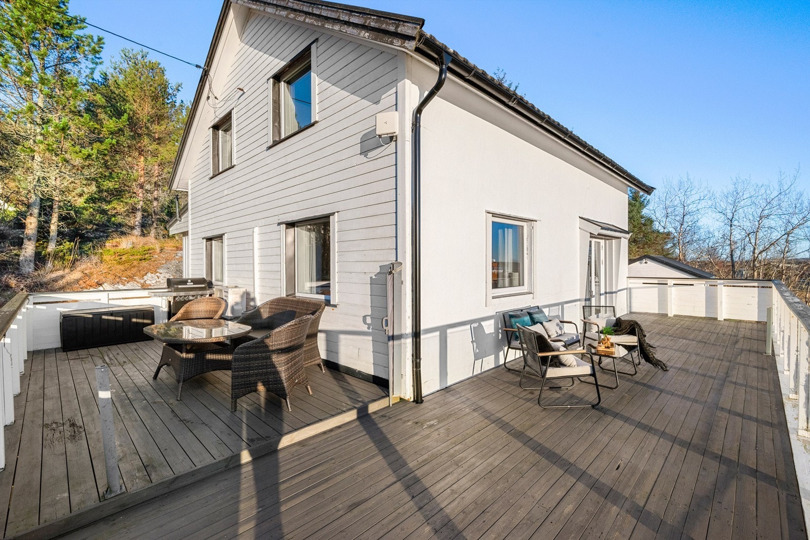 Uteplass som egner seg godt for både avslapning og sosiale sammenkomster. Verandaen vil på sommerstid oppleves som en fin forlengelse av stuen. Galleribilde