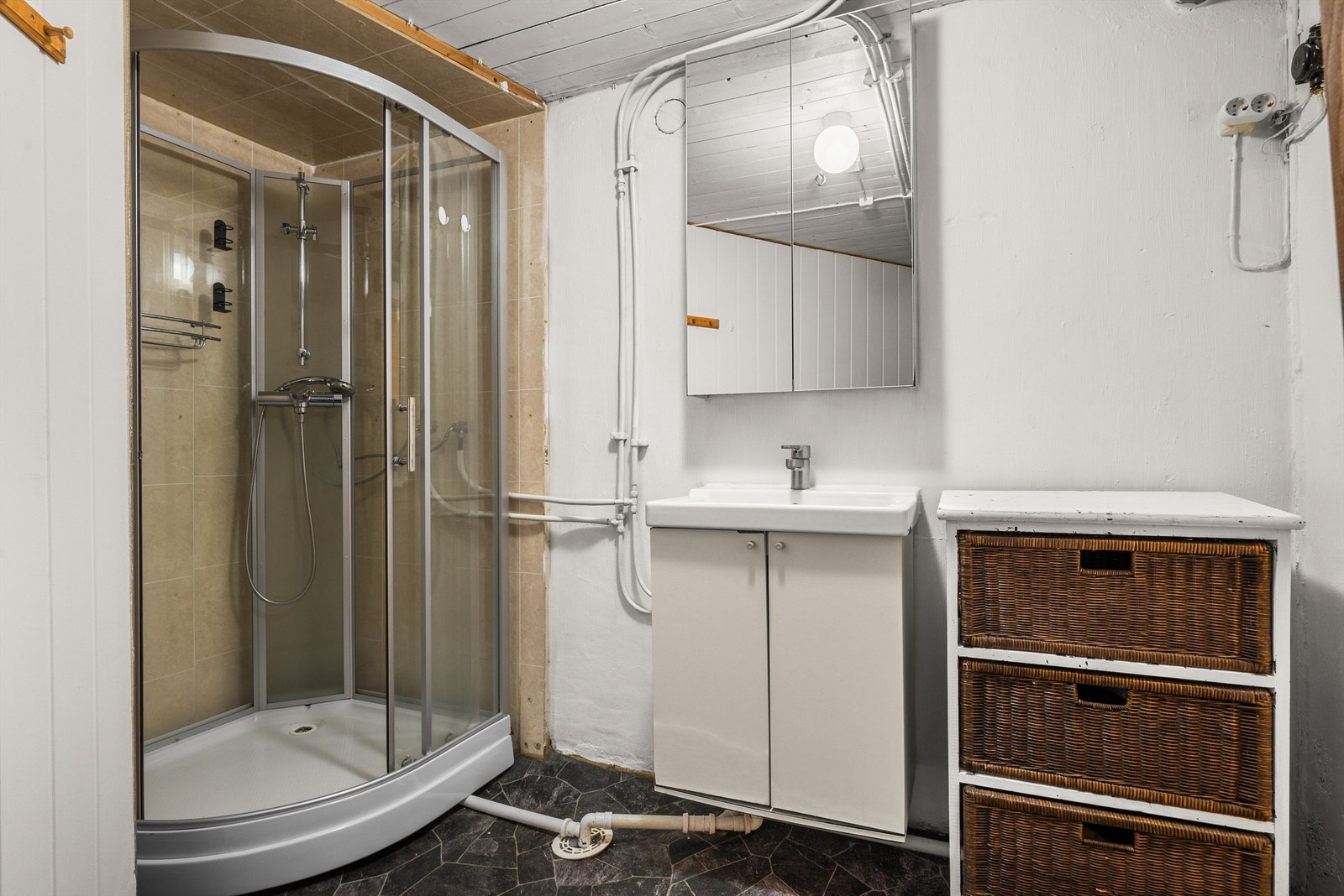 Baderommet i hybelleiligheten er på 7 kvm og har funksjonell innredning. Galleribilde