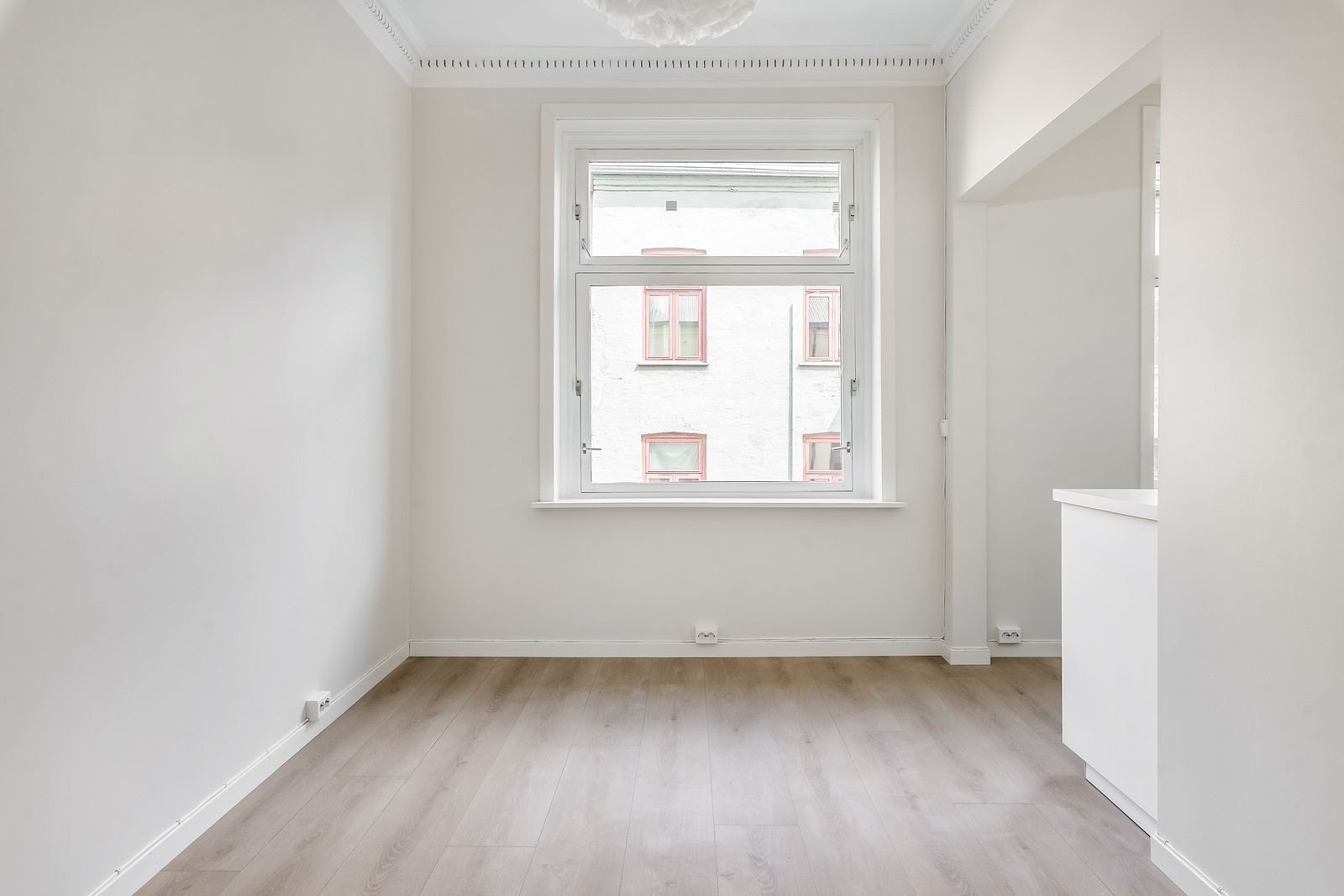 Store vindusflater som gir gode lysforhold i leiligheten. Galleribilde