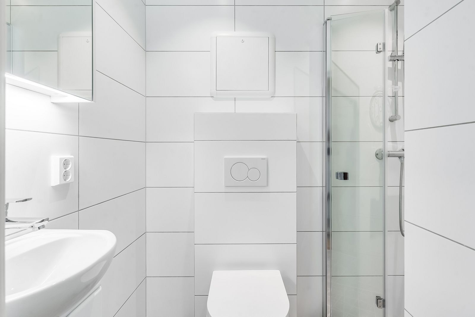 Nyere, flislagt bad. Vaskeri er tilgjengelig i bygget. Galleribilde